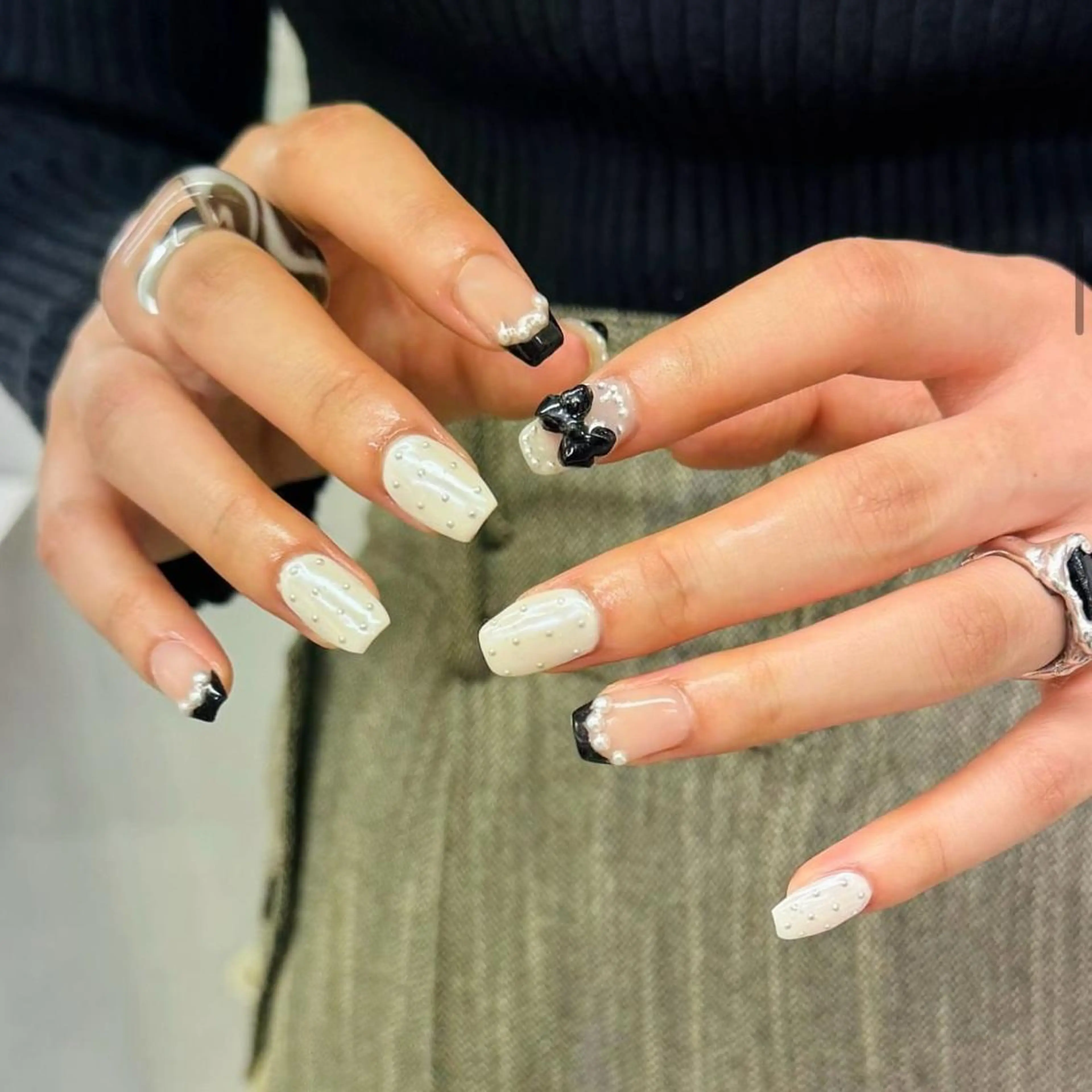 ネイル ジェルネイル 韓国ネイル ニュアンスネイル リボン ワンホンネイル nailstudio eviz新宿店のネイルデザイン