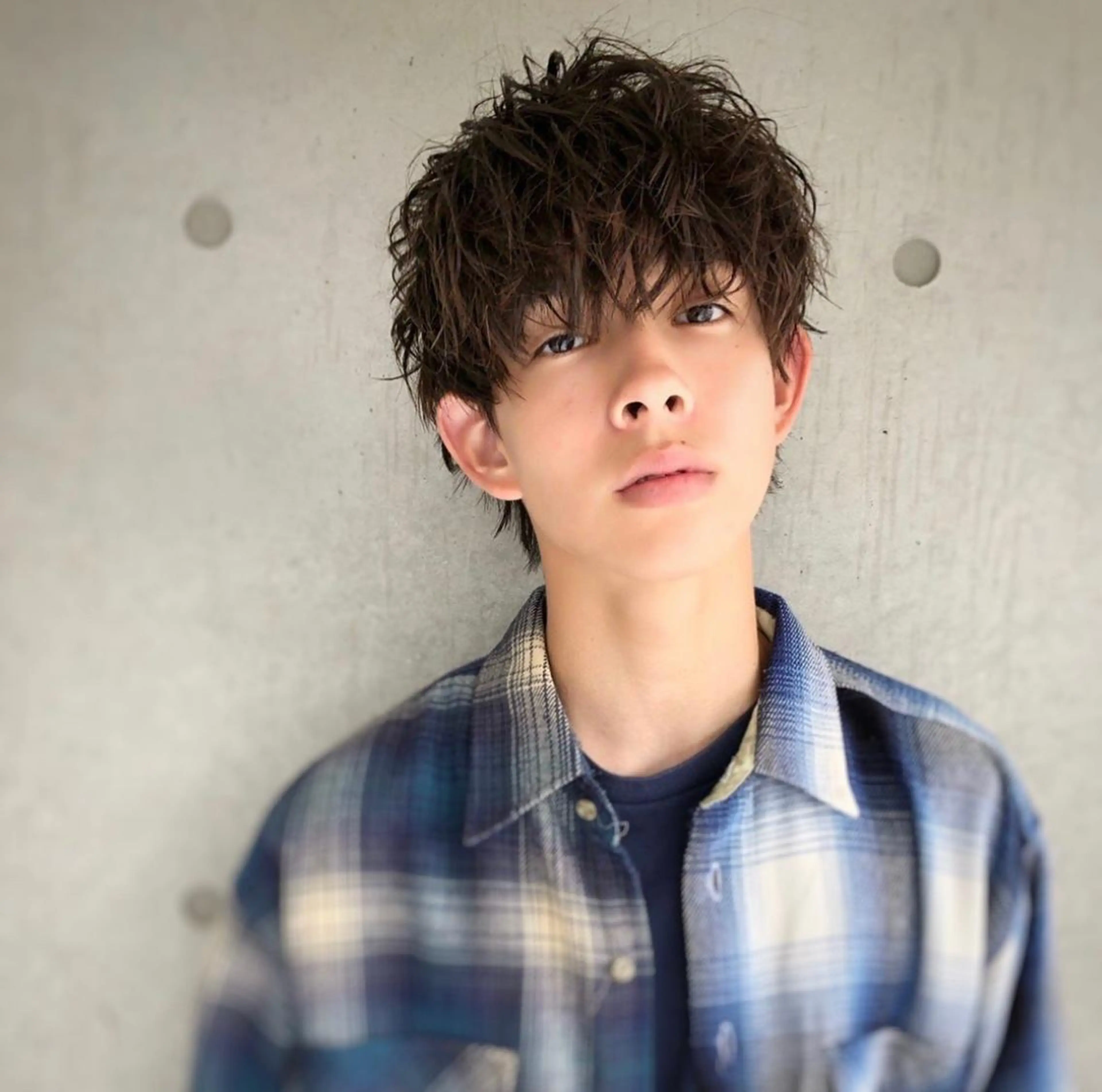 ショート パーマ メンズ アップバング メンズブリーチ ビジネス センターパート メンズハイトーン 赤み消し🌿 透明感カラー🫧のヘアスタイル