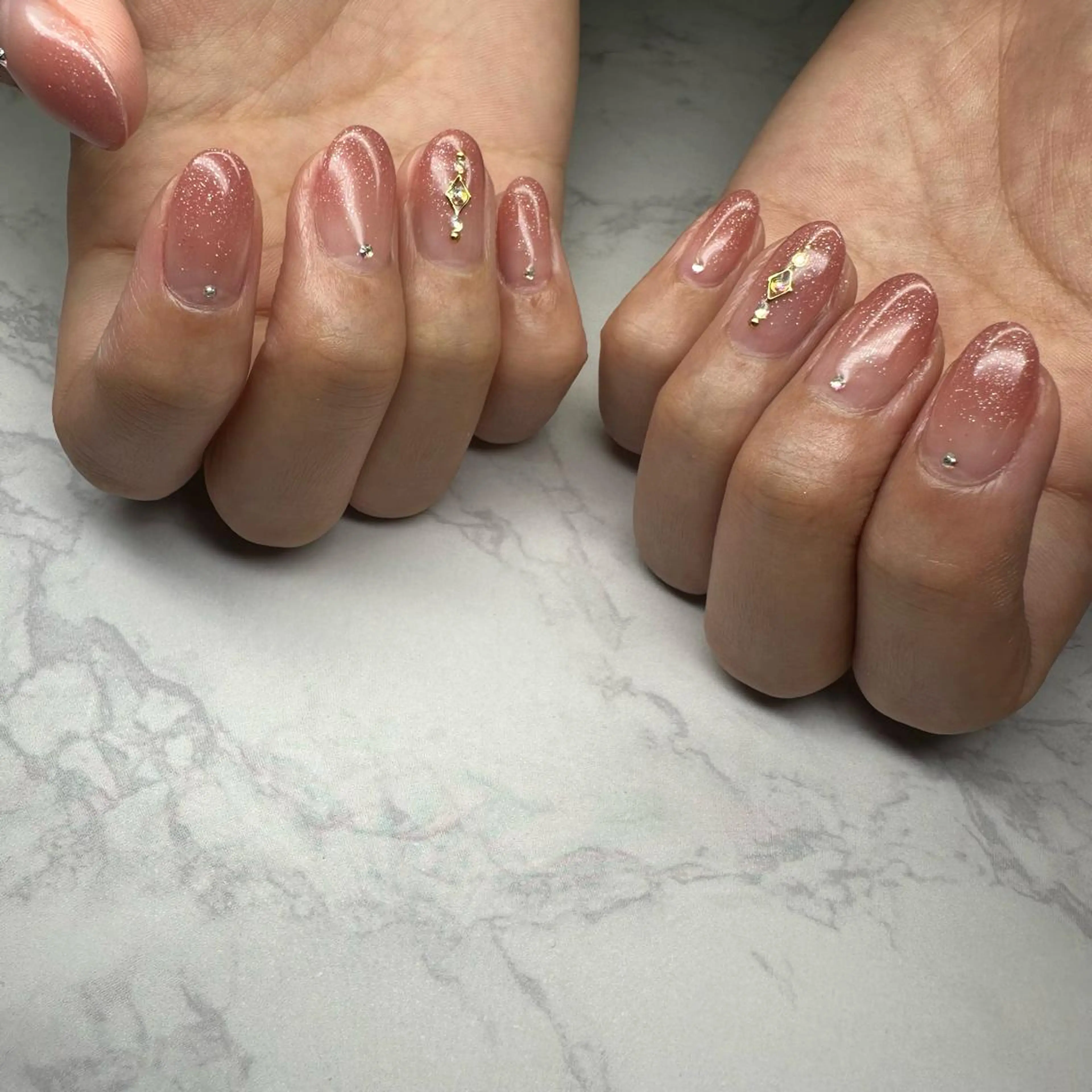 ネイル グラデーション ストーンネイル 369所属・🐕 369のネイルデザイン