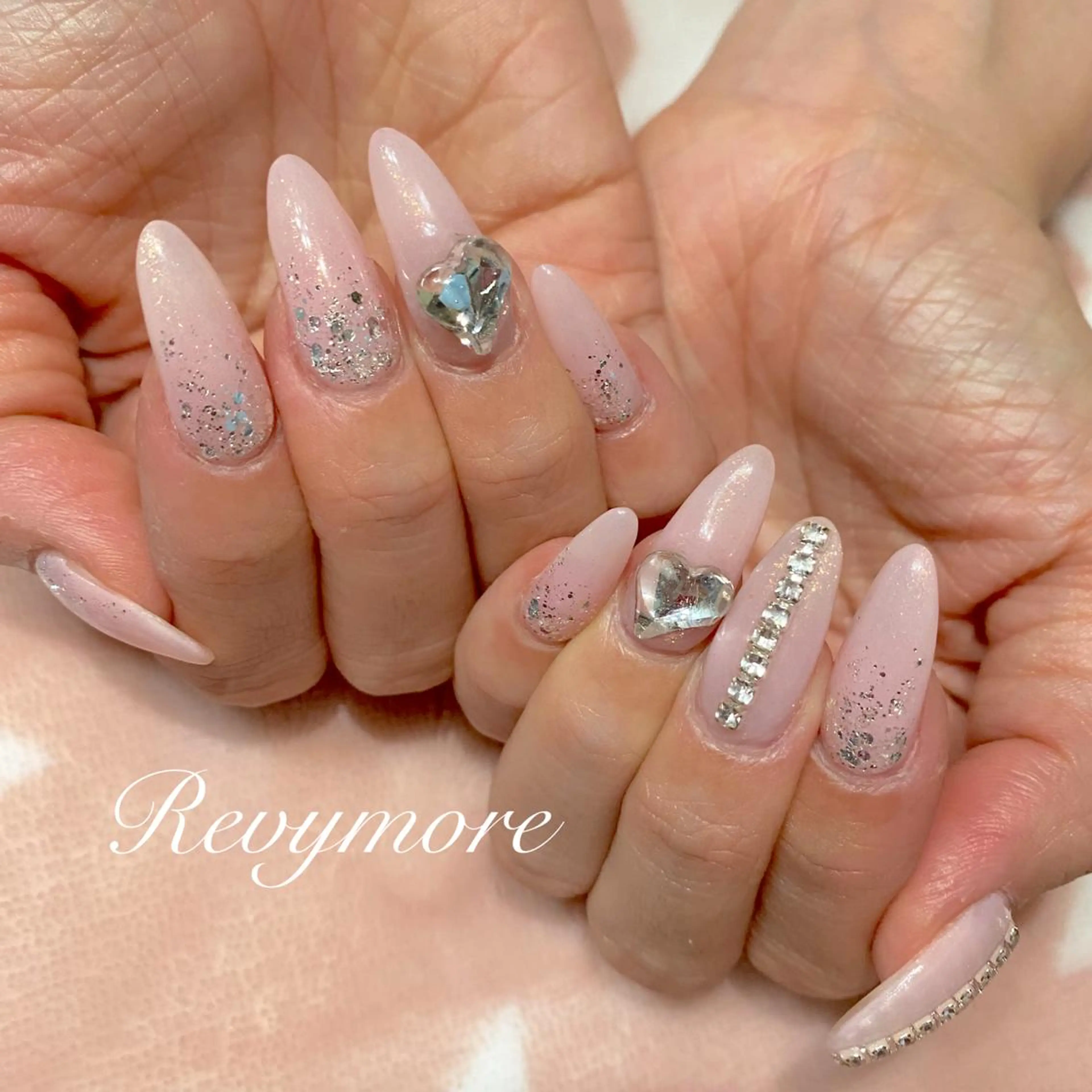 ミディアム ネイル 韓国風ヘア ジェルネイル ハート キラキラネイル 韓国ネイル nail salon Revymore所属・nail salon Revymoreのネイルデザイン