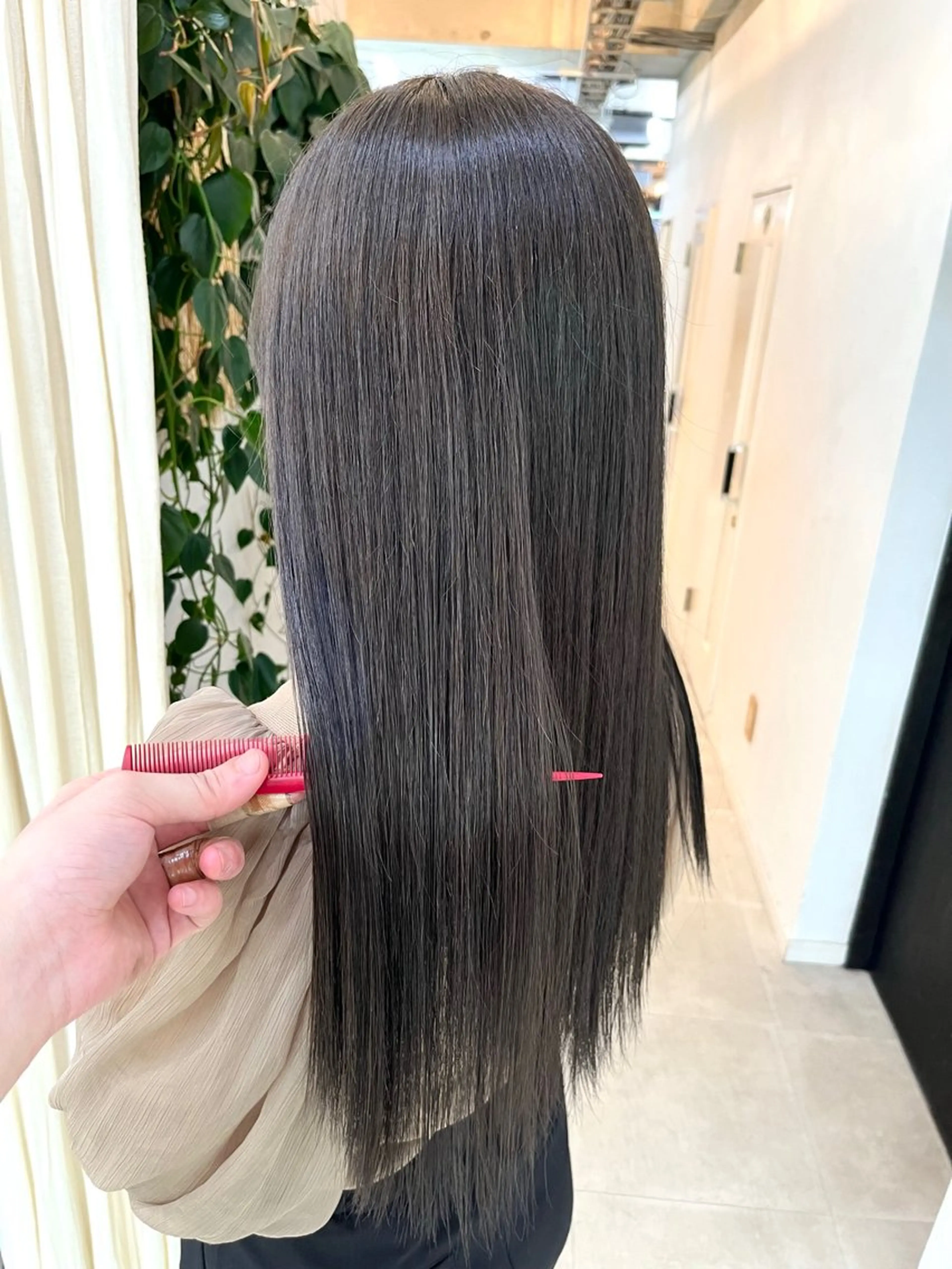 セミロング カラー ブリーチ ブリーチなしカラー オリーブグレー ヘアカラー トリートメント 柔らかいヘアカラー 大成のヘアスタイル