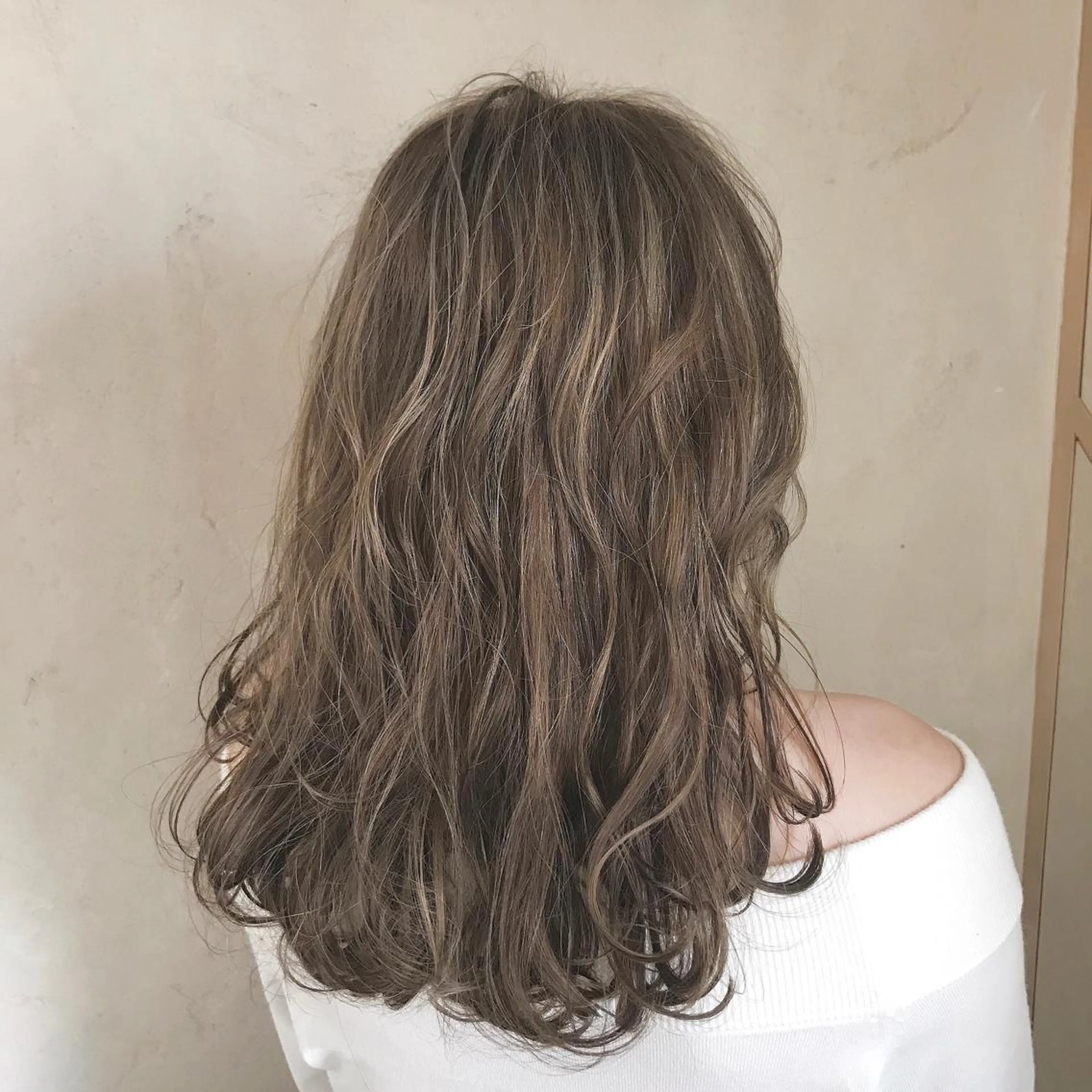 ロング カラー ベージュカラー ハイライトカラー ハイライト she2.shinjuku所属・takumi Hのヘアスタイル