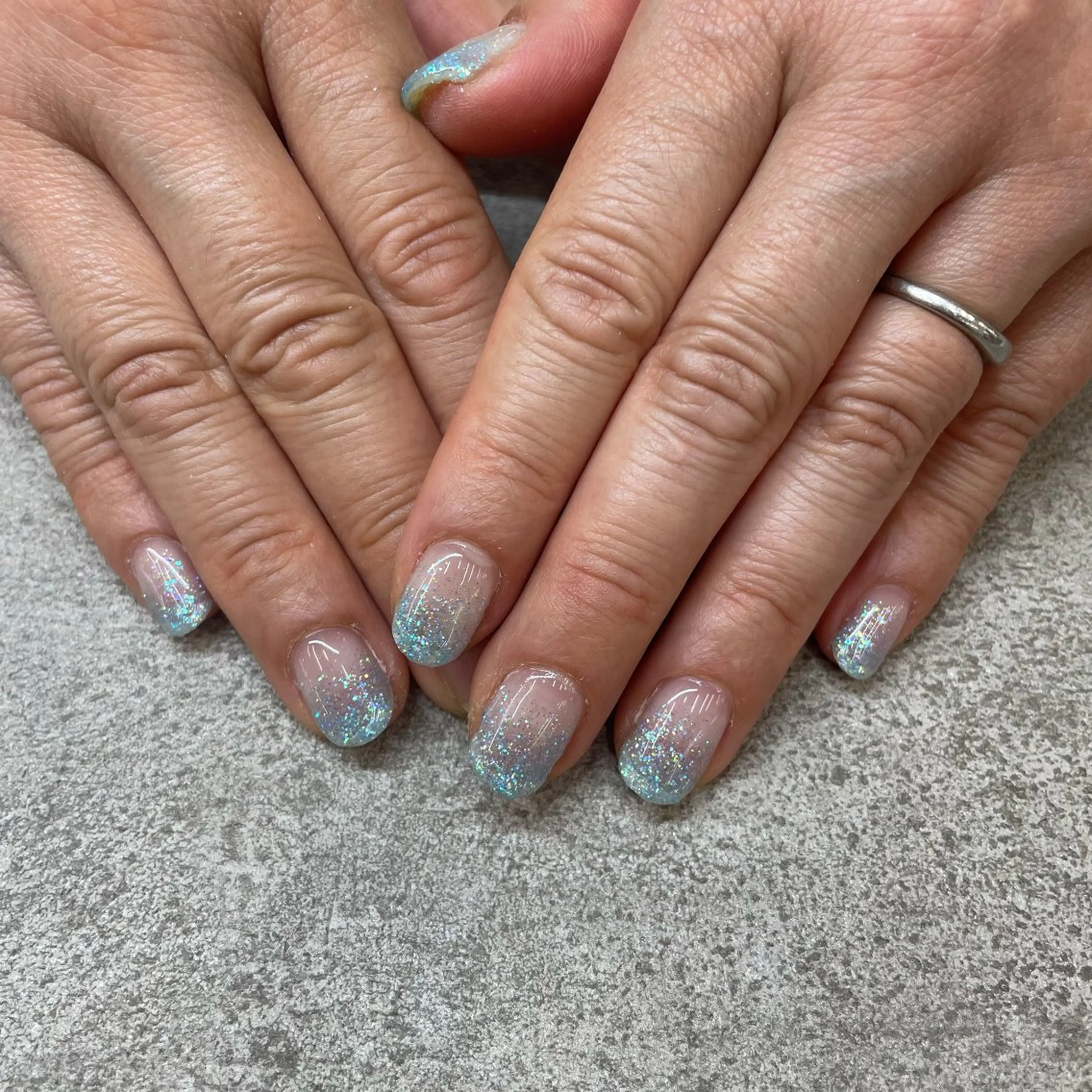 ネイル オーロラネイル ブルー グリーン キラキラネイル ラメ(グリッター) MAXKELLY EMIのネイルデザイン