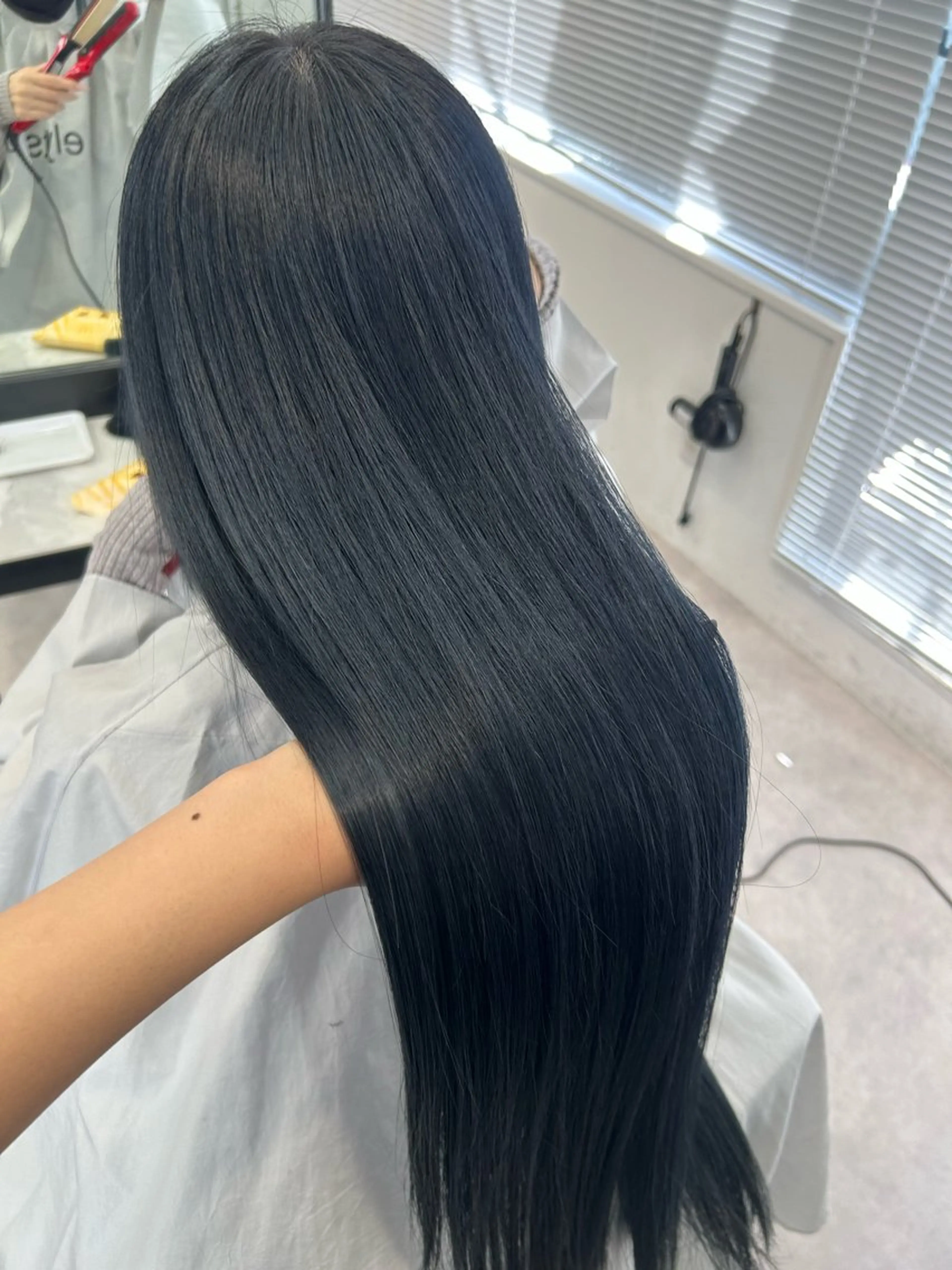 カラー 黒髪 ブルーカラー ブルーブラック elyts所属・【elyts】 メイのヘアスタイル