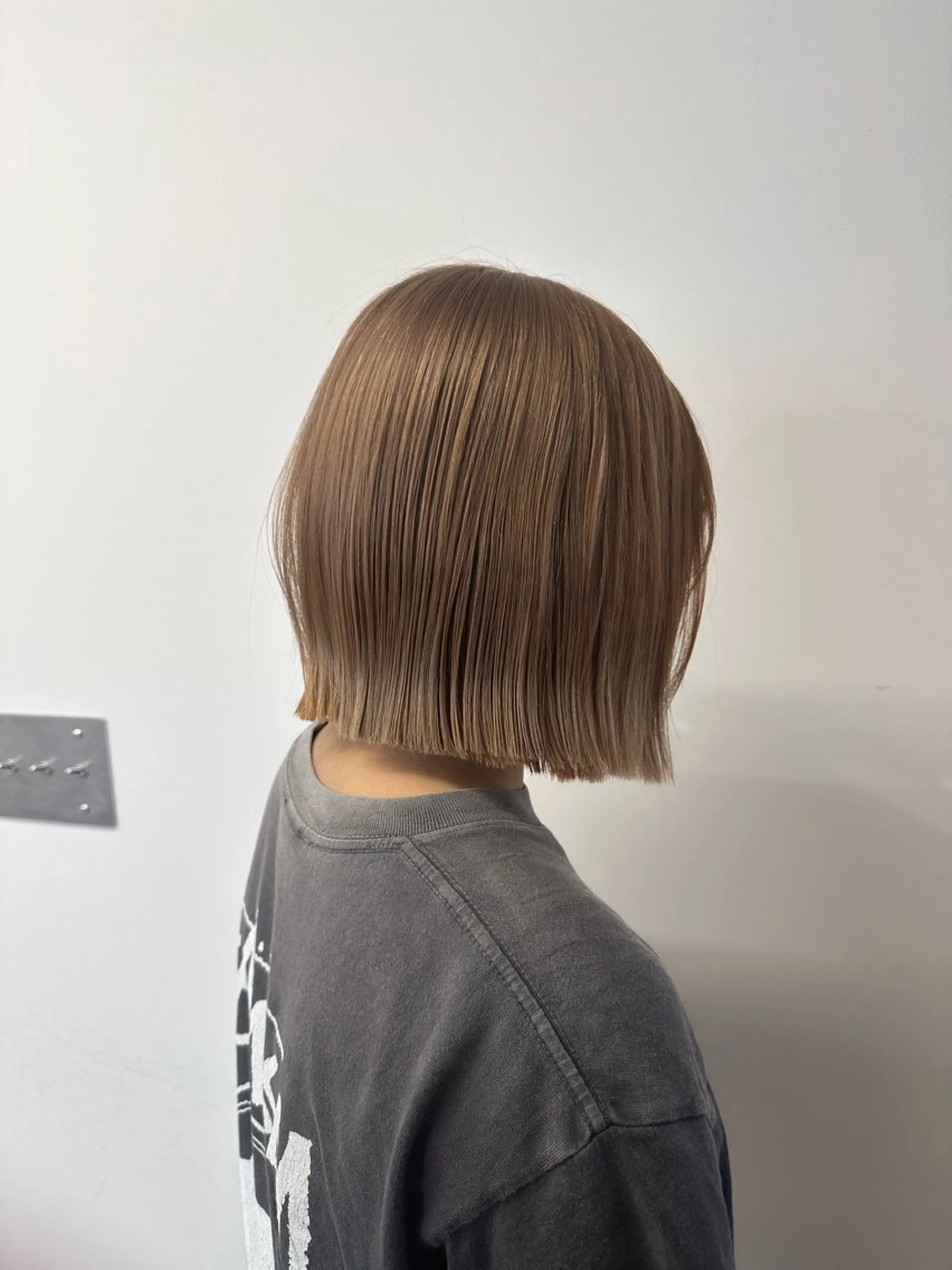 ショート カラー 切りっぱなしボブ ベージュカラー ブリーチ 透明感カラー ダブルカラー カット ヘアカラー ブリーチ/ニュアンス パーマ/hinaのヘアスタイル