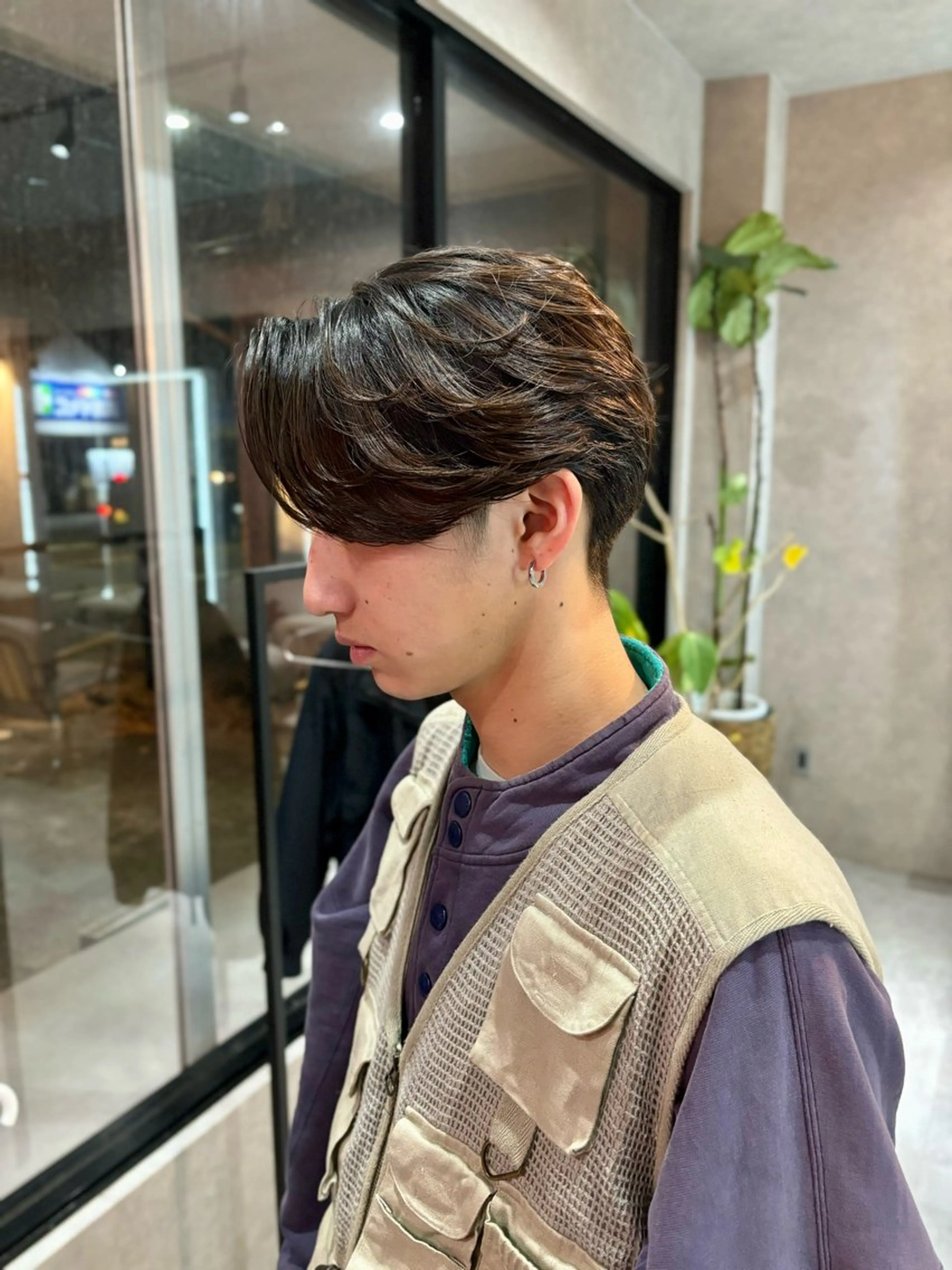 ショート パーマ メンズ センターパート フェザーパーマ メンズハイライト メンズハイトーン マッシュウルフ カット 長谷川 湧のヘアスタイル