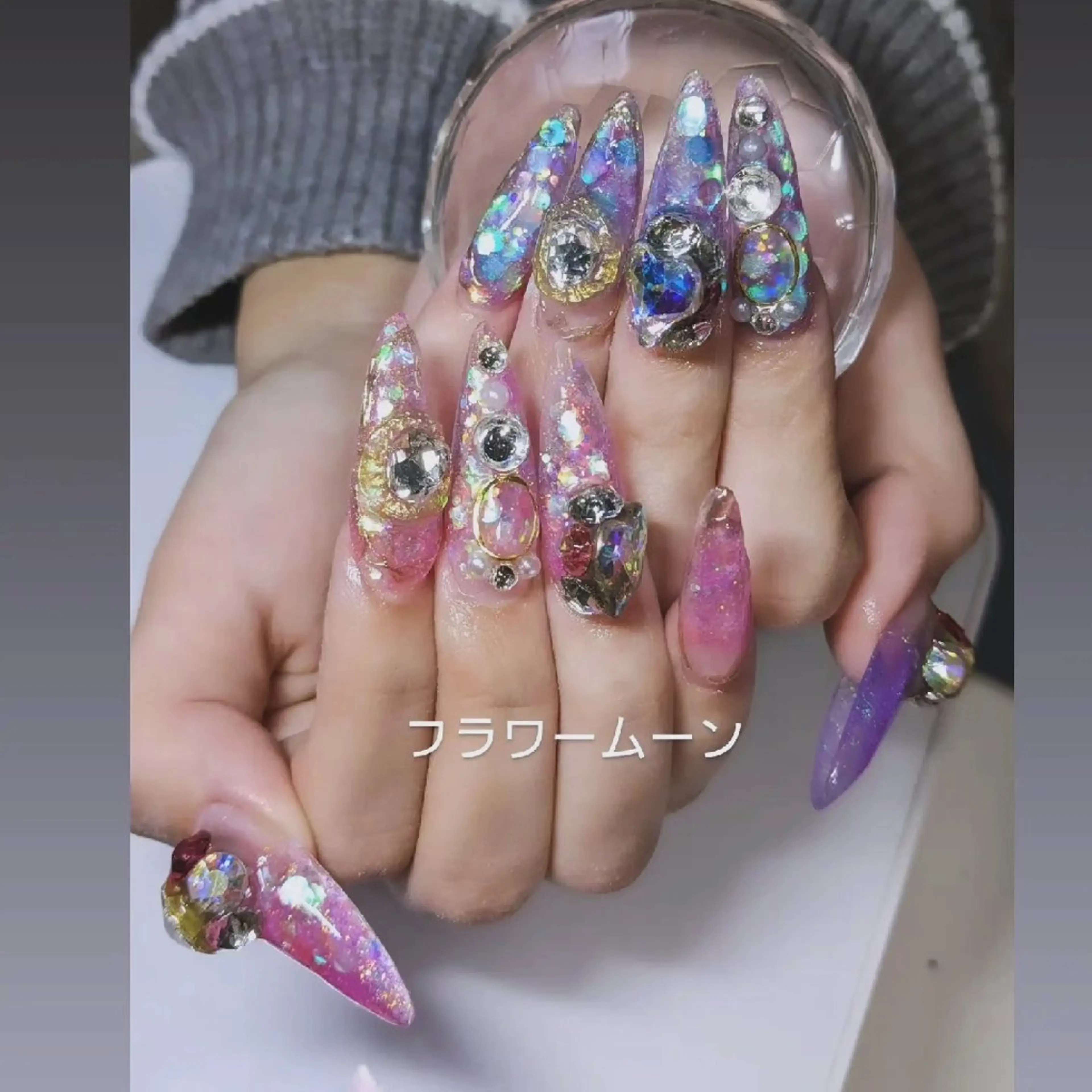 ネイル オーロラネイル ホログラムネイル ハンドネイル ハンドケア フラワー ムーンのネイルデザイン
