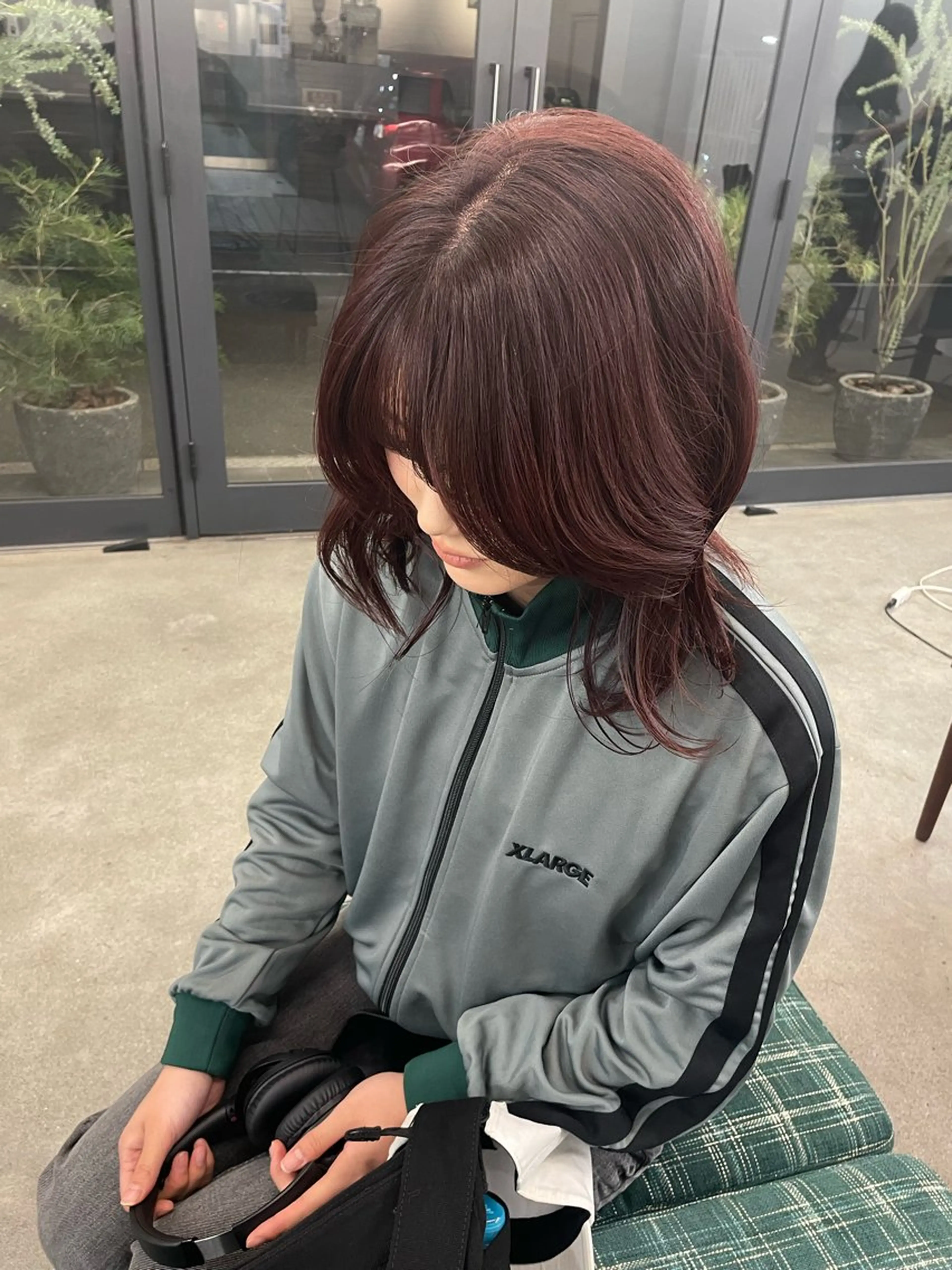 ミディアム カラー ブリーチ ボルドーカラー ブリーチなしカラー パーマ、ボブ、透明感 カラー、小須田ゆあのヘアスタイル