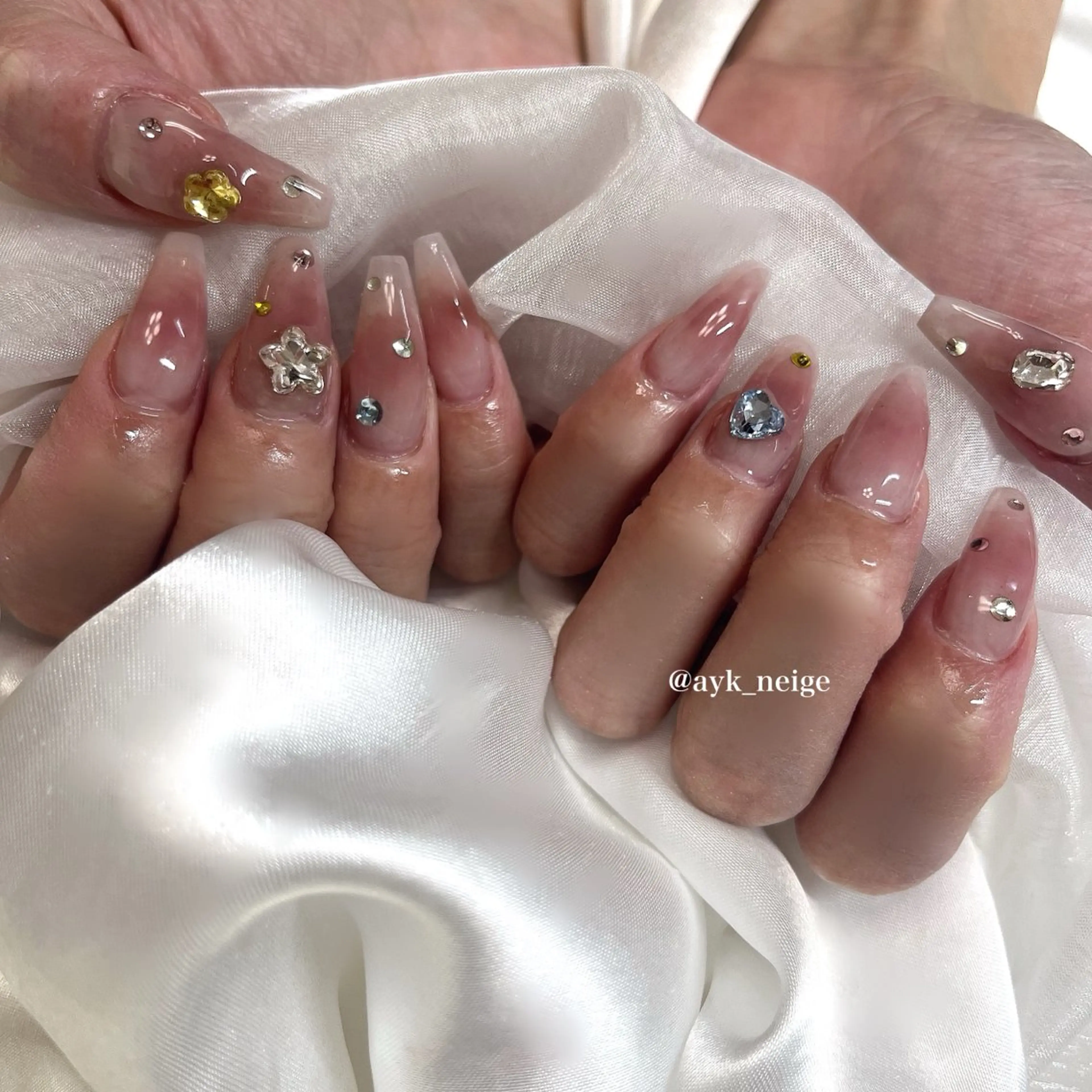 ネイル フットネイル キラキラネイル 韓国ネイル リボン シンプルネイル n'eige nail所属・大谷 綾香のネイルデザイン