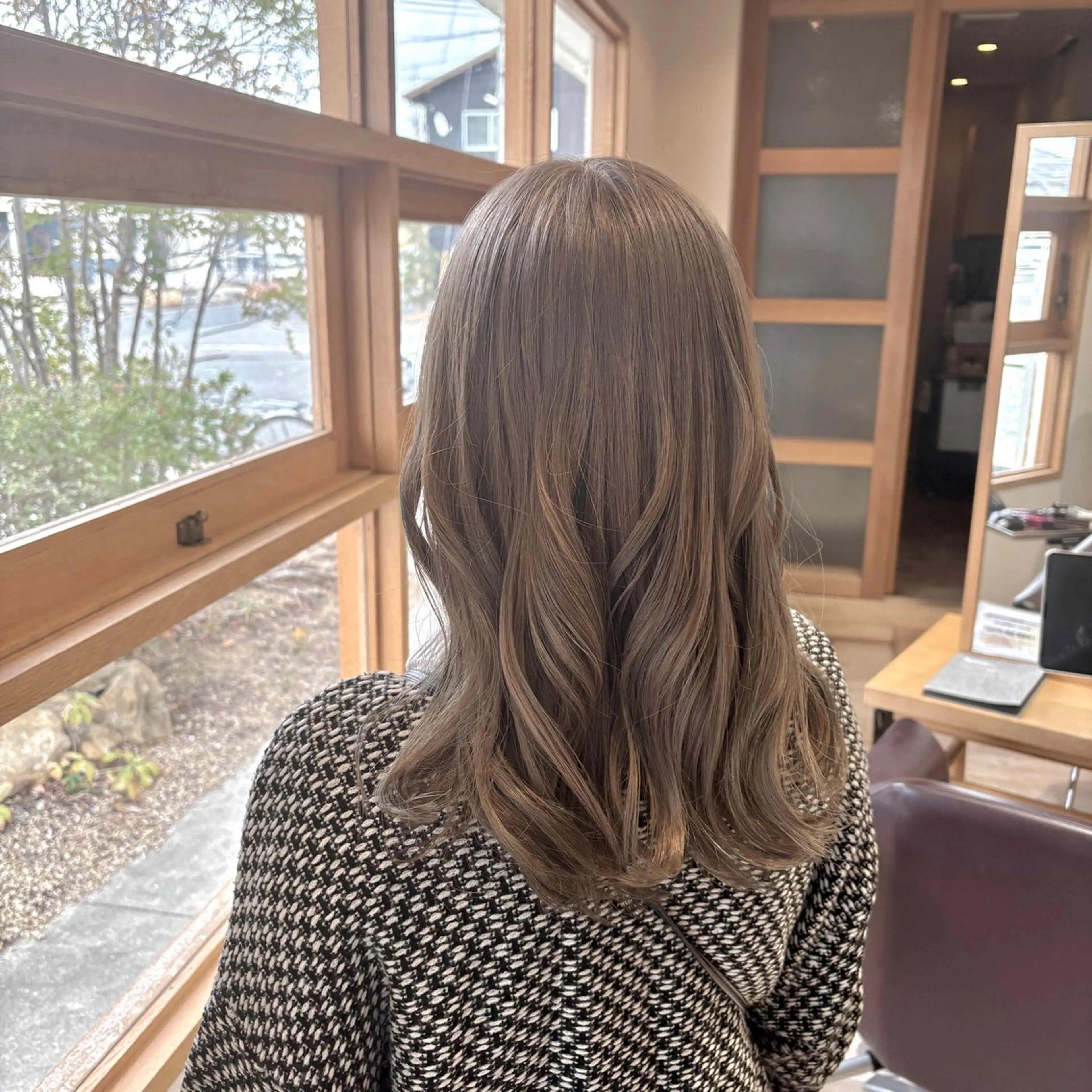 セミロング カラー ベージュカラー ブリーチ ミルクティーベージュ ヘアカラー 山本 知佳のヘアスタイル