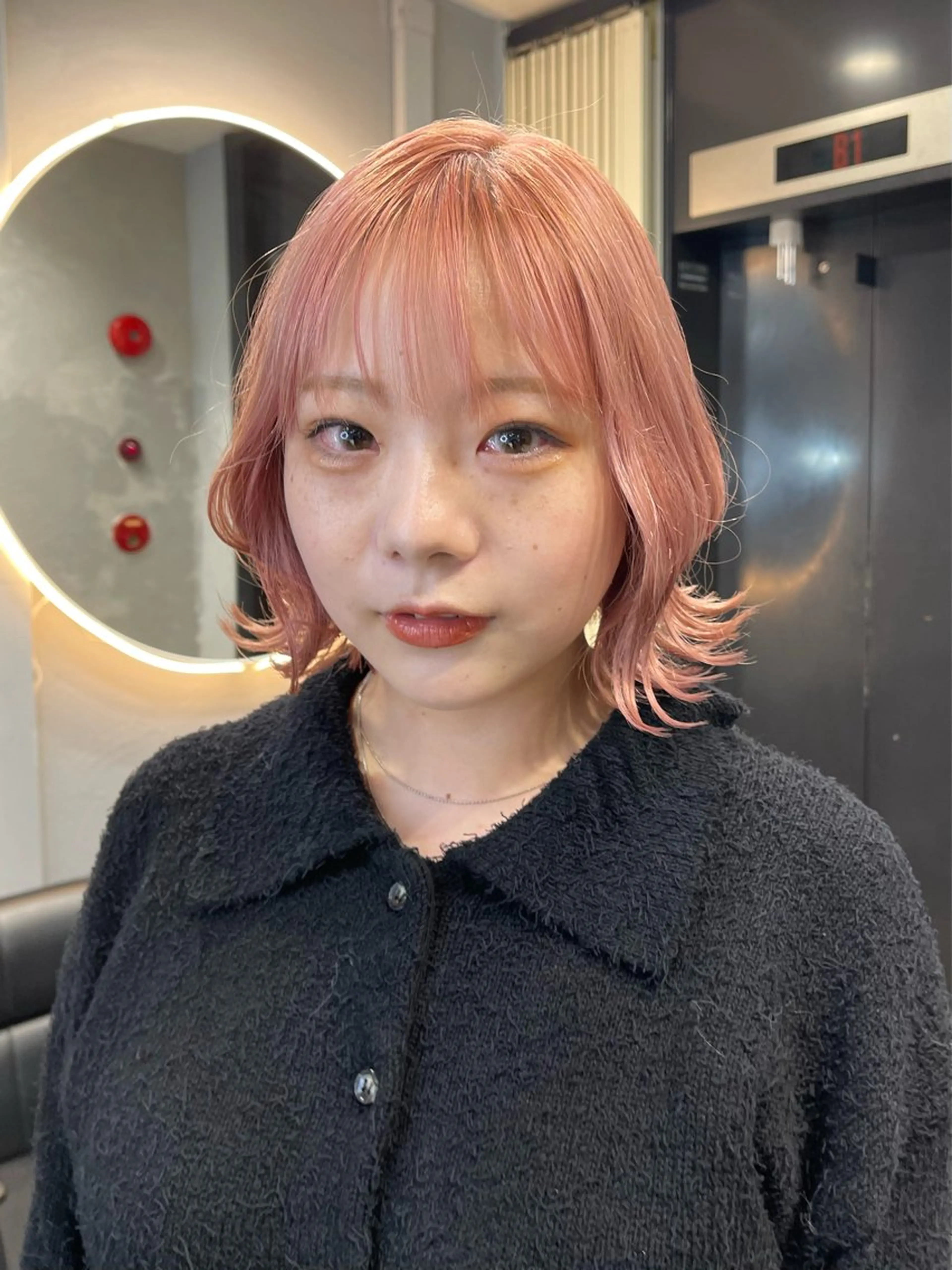 ショート カラー ブリーチ ケアブリーチ デザインカラー ダブルカラー イヤリングカラー TATSUブリーチ/ ミルクティーベージュのヘアスタイル