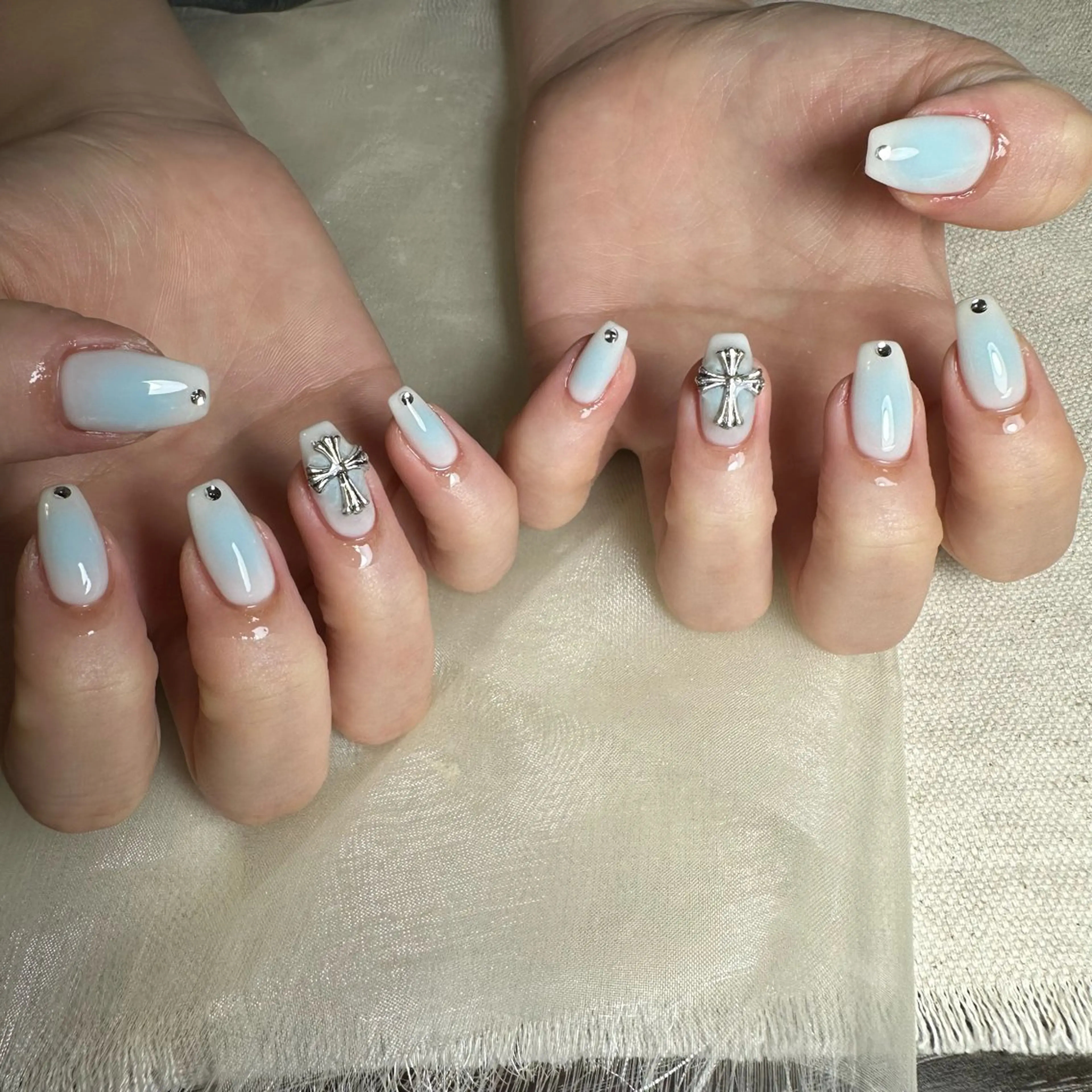 ネイル ブルー チークネイル repos~ルポ~所属・里見 麗のネイルデザイン