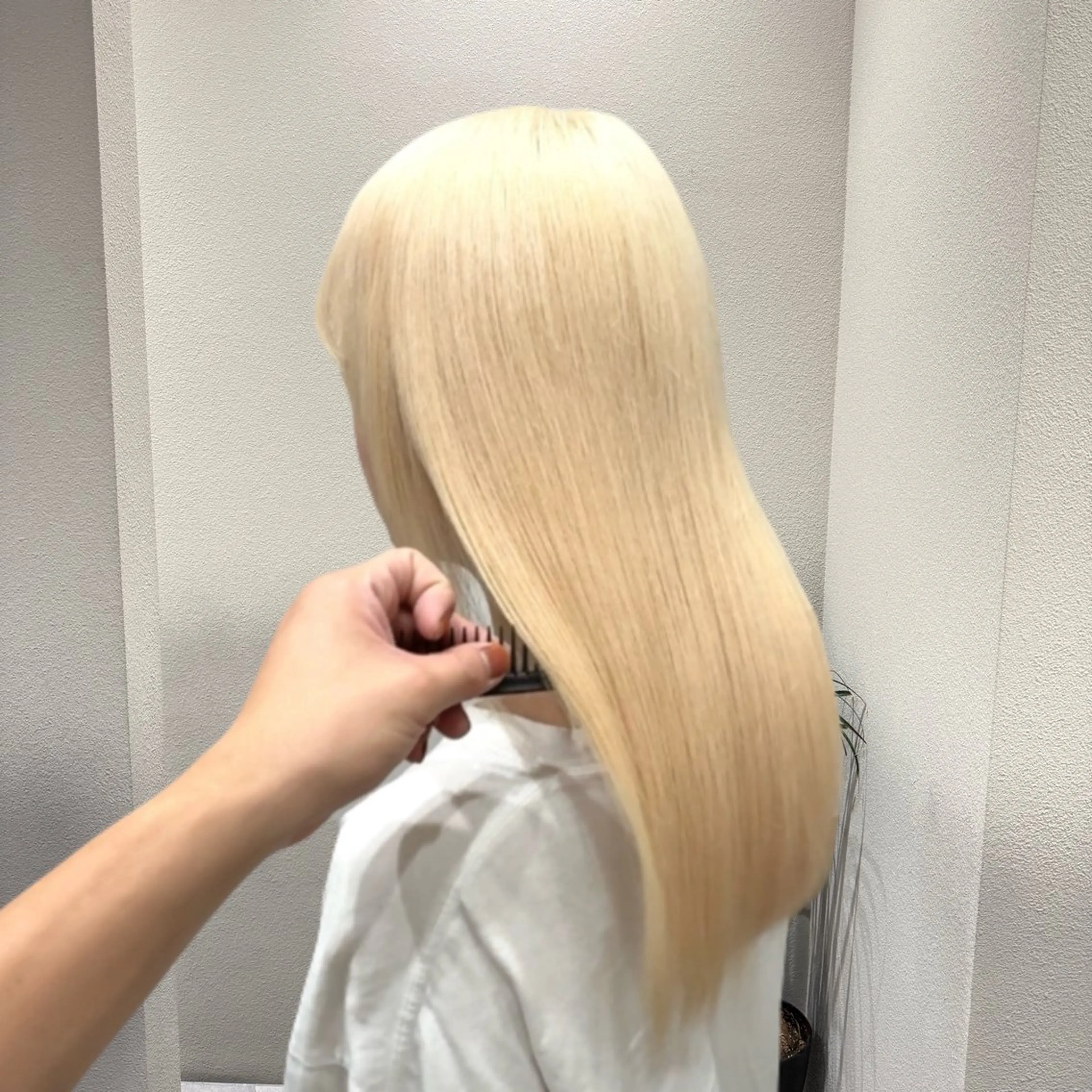 ミディアム カラー ブリーチ ブロンド ケアブリーチ ハイトーンカラー ホワイトブロンド ヘアカラー ✨ブリーチ支持No1 複雑履歴修正/舘岡のヘアスタイル