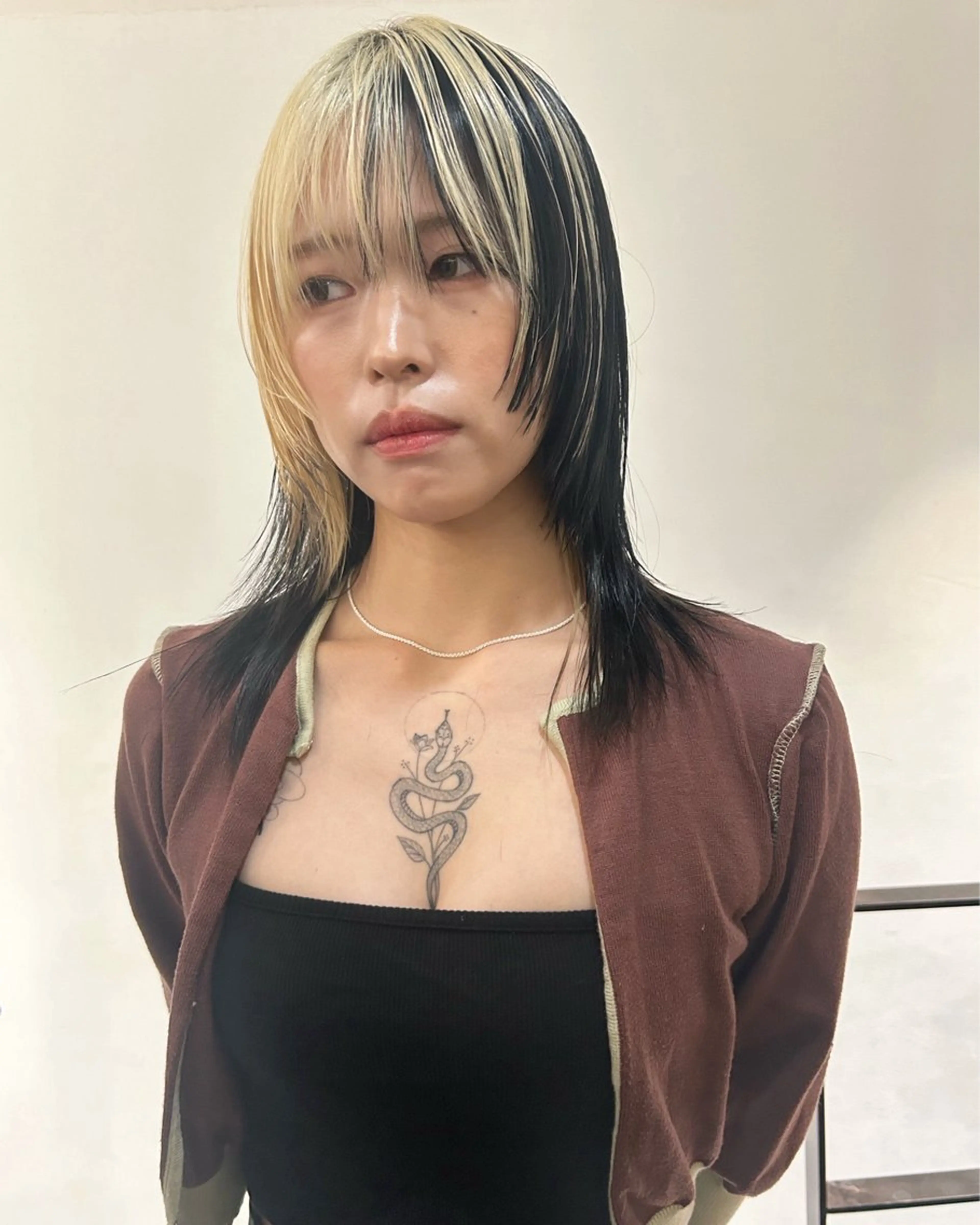 セミロング カラー ブリーチ ケアブリーチ ハイライトカラー ハイライト レイヤーカット カット ヘアカラー トリートメント Loom.所属・村上雅人 ナチュラルモードのヘアスタイル