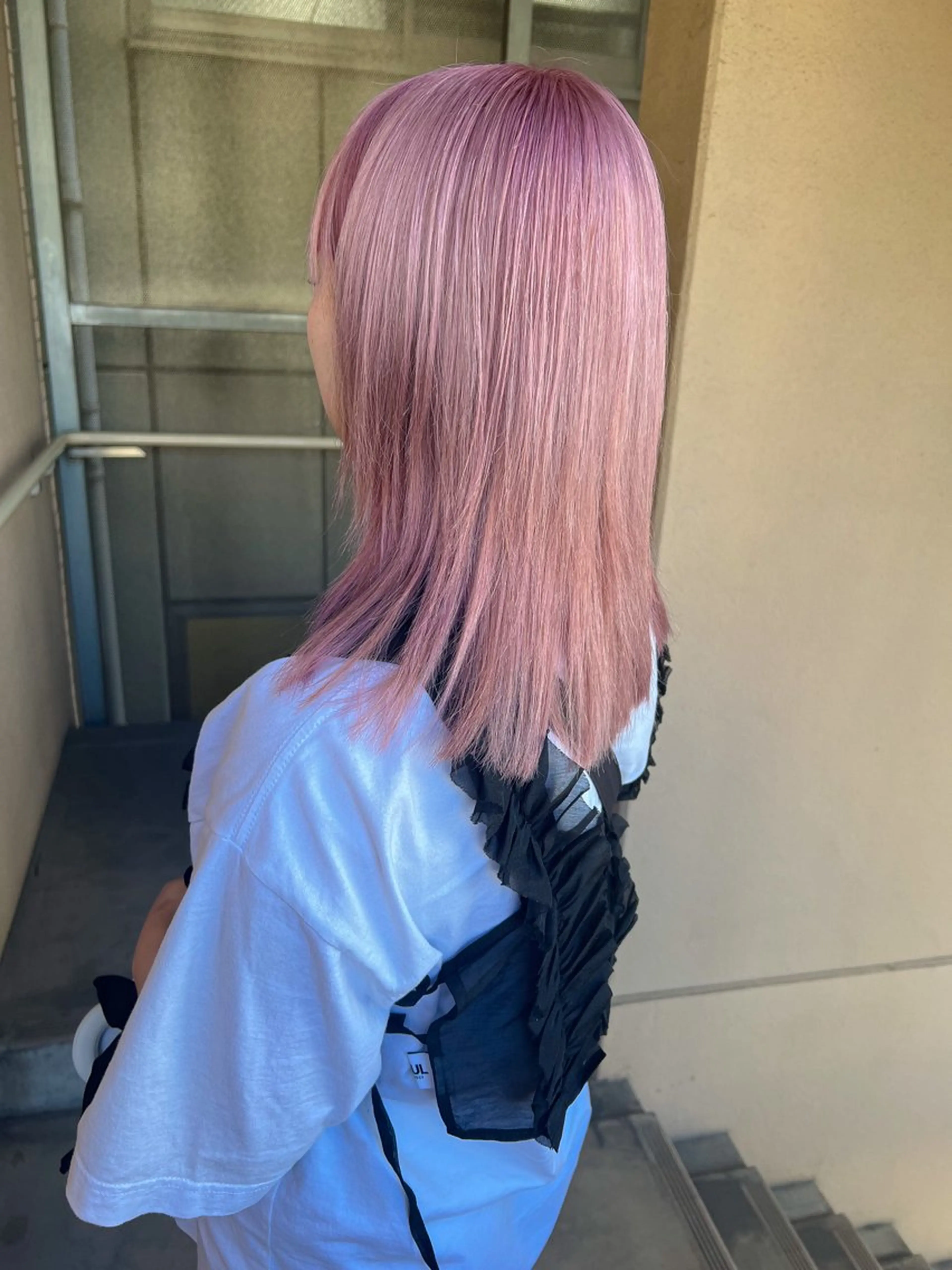 セミロング カラー ベージュカラー ブリーチ ピンクカラー ピンクベージュ ヘアカラー カラーパティシエ facce🌼ikoのヘアスタイル