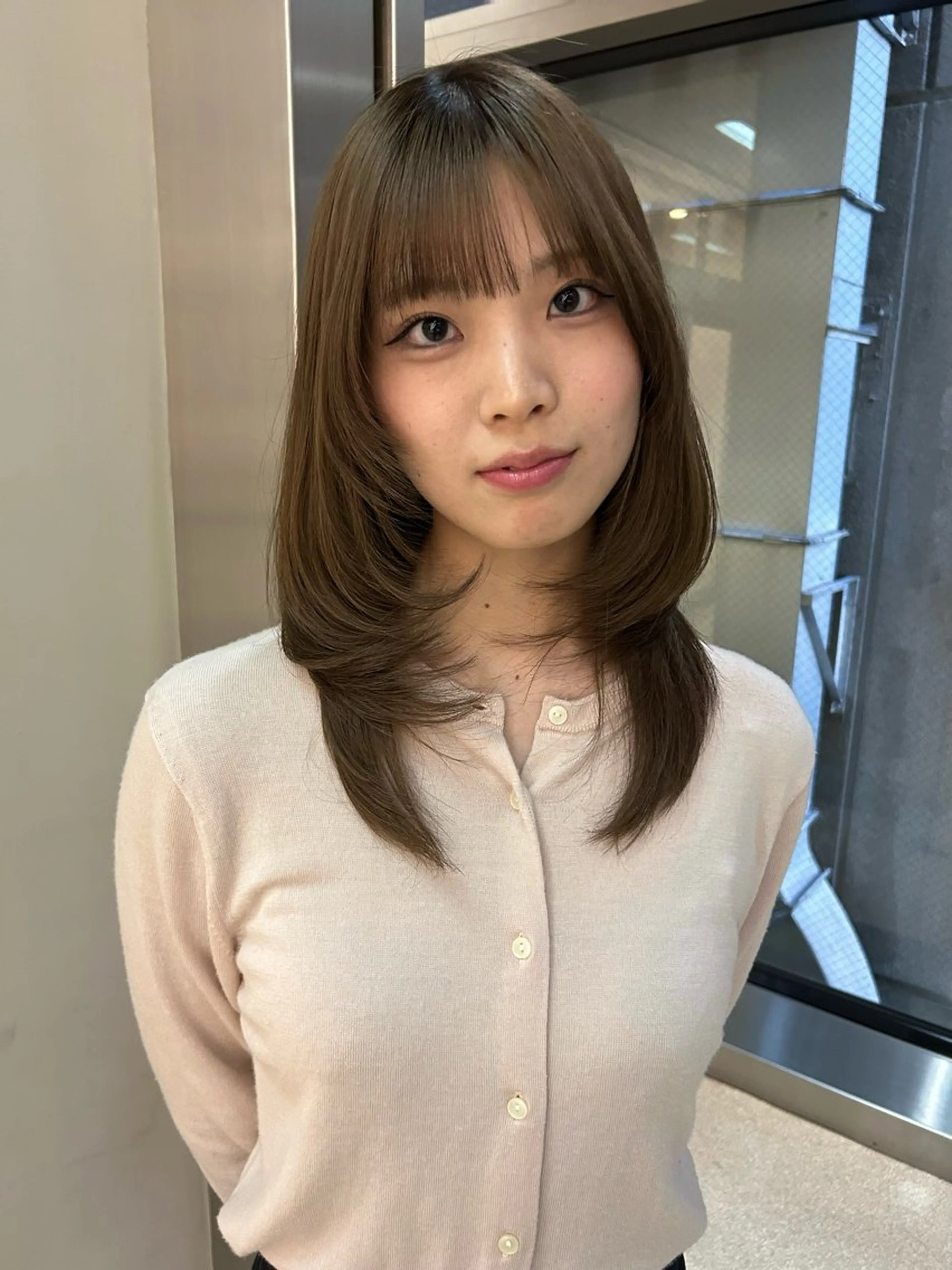 セミロング カラー ハッシュカット レイヤーカット 'AXISガスビル Rinのヘアスタイル