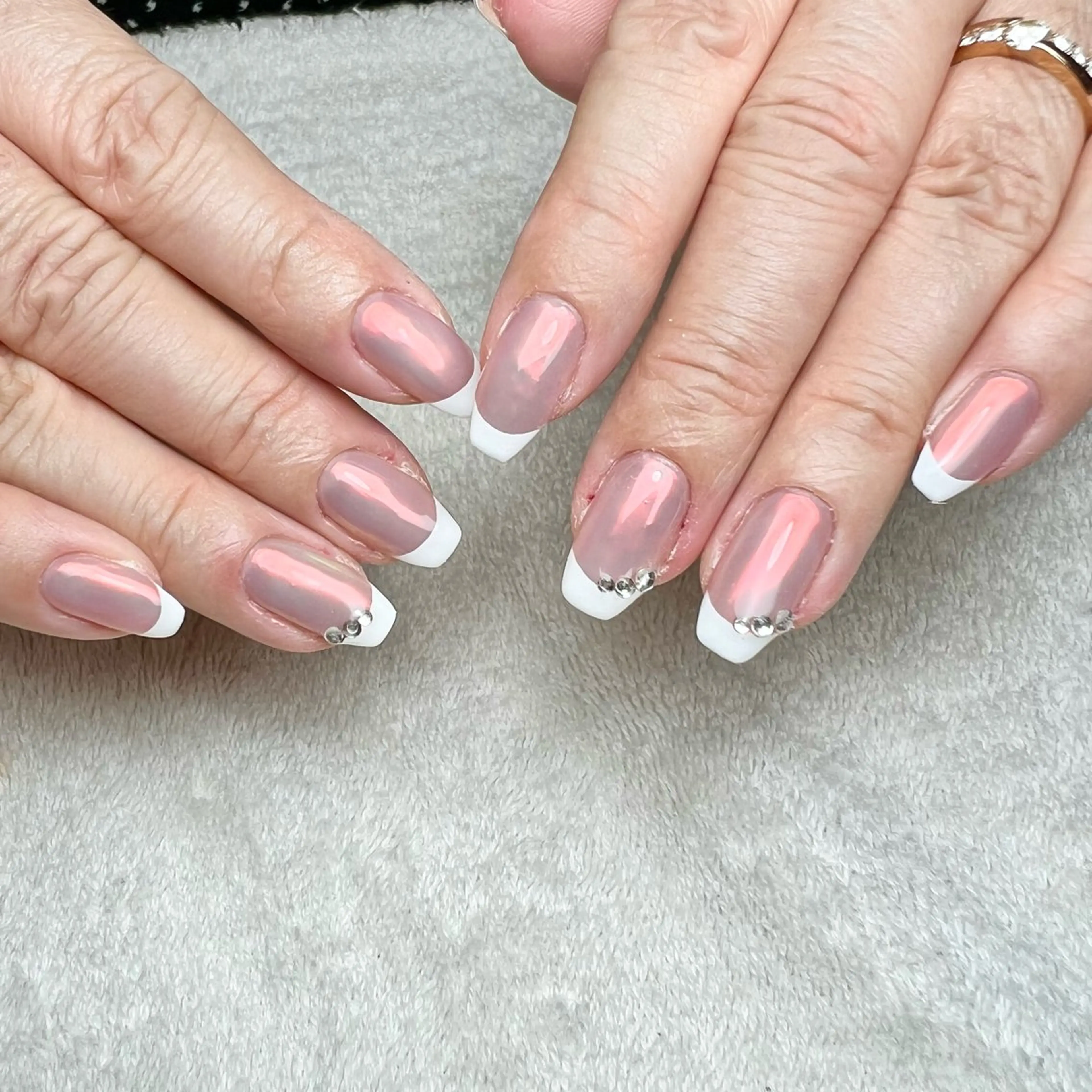 ネイル オーロラネイル フレンチネイル シンプルネイル ハンドネイル COCO+所属・COCO +のエステ・リラクイメージ