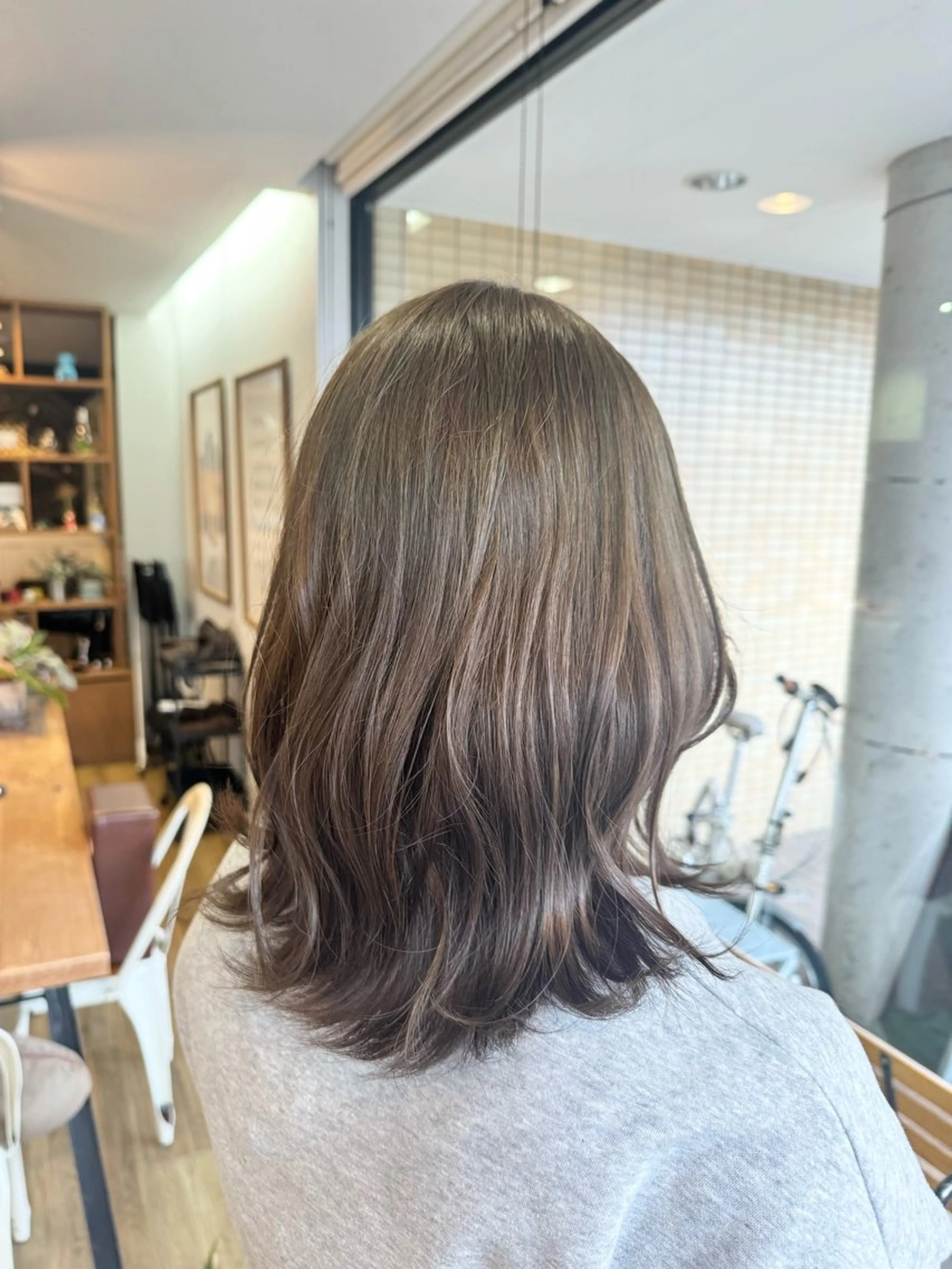 セミロング カラー ベージュカラー オリーブベージュ ヘアカラー トリートメント ツキダテ ユイのヘアスタイル