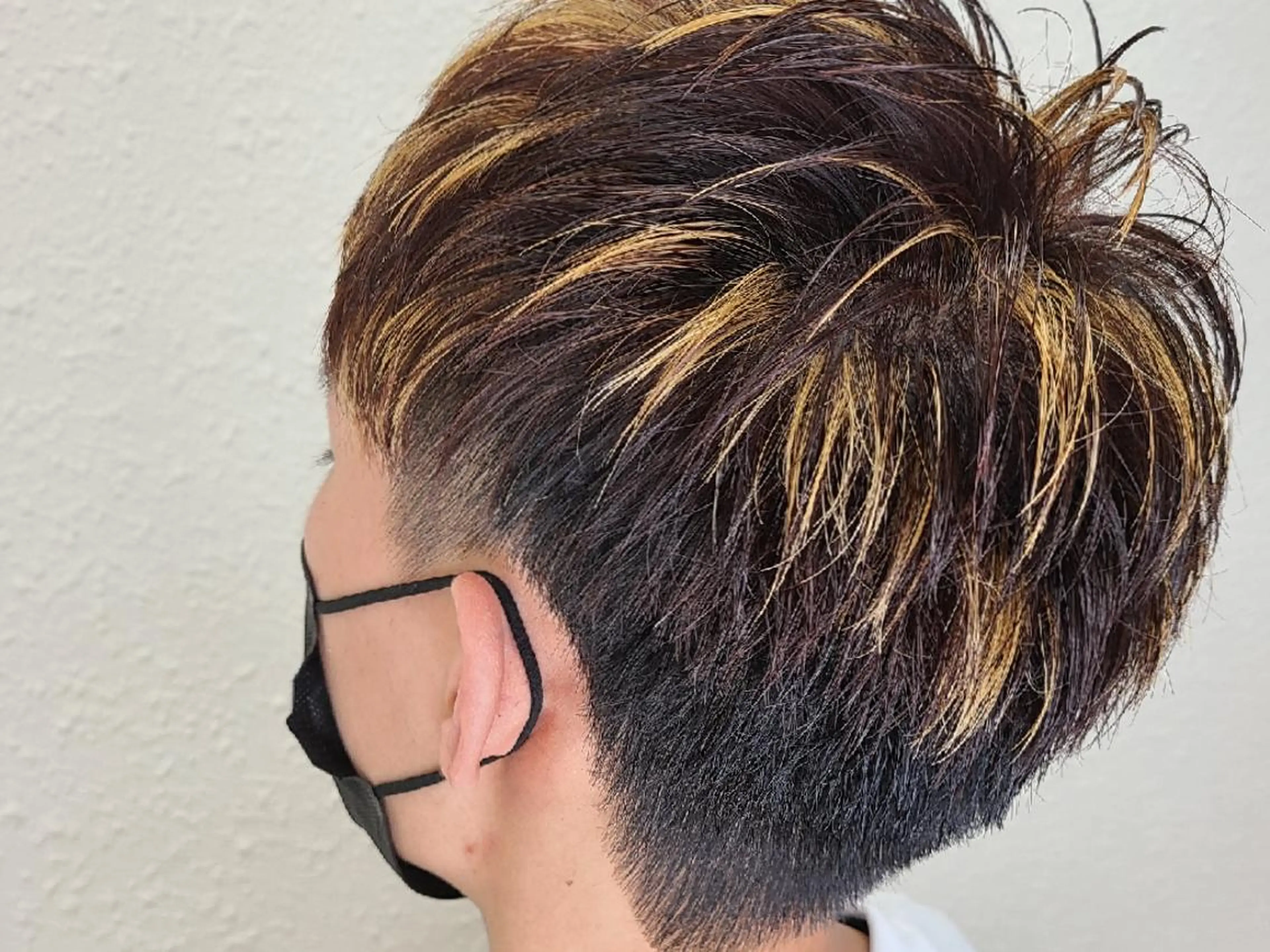 ショート カラー メンズ メンズハイライト ハイライトカラー ハイライト ショートヘア カット ヘッドスパ ブリーチカラー🌈 嘉名 真樹のヘアスタイル