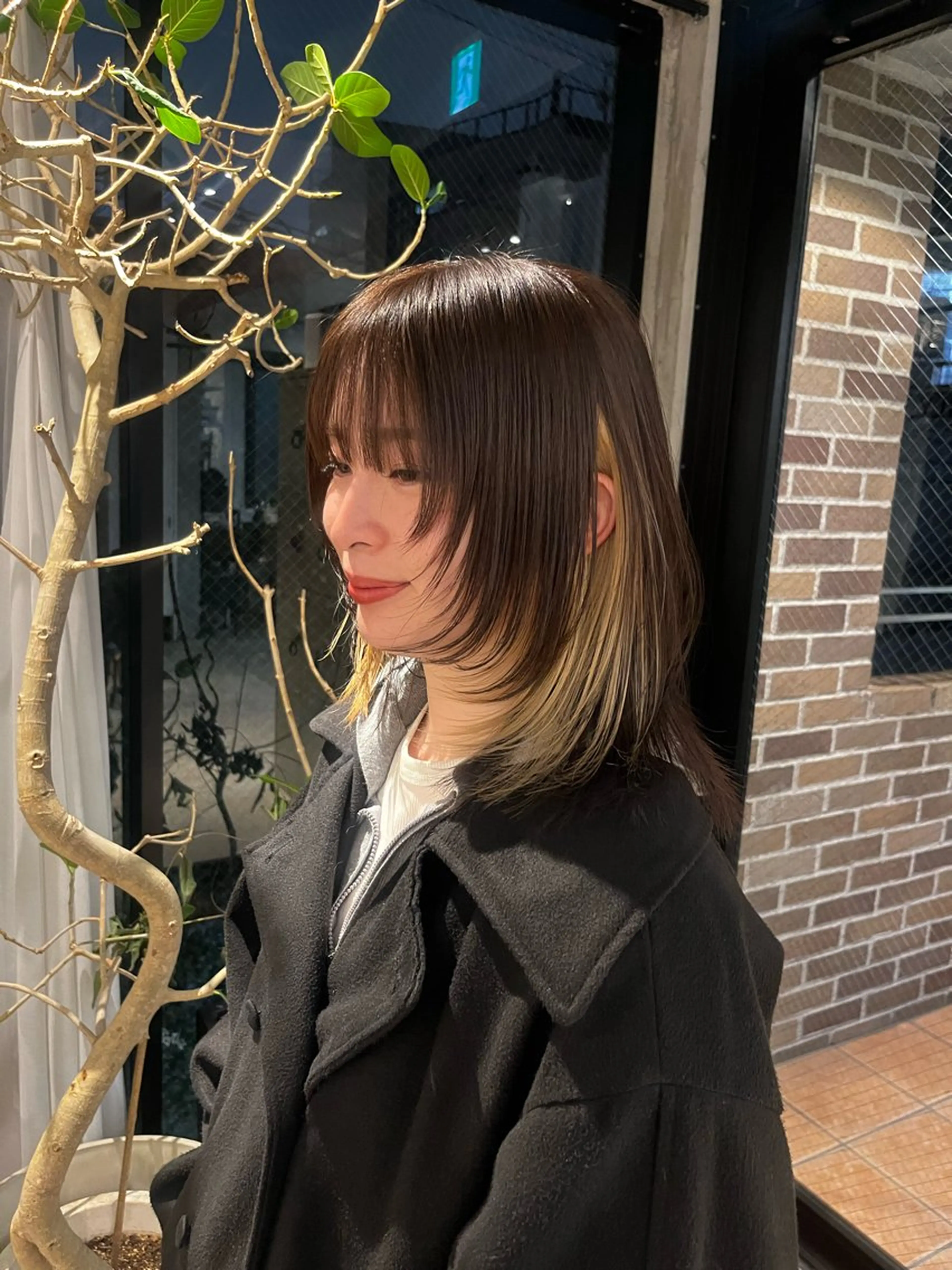 ミディアム カット ウルフとデザイン カラーの神のヘアスタイル