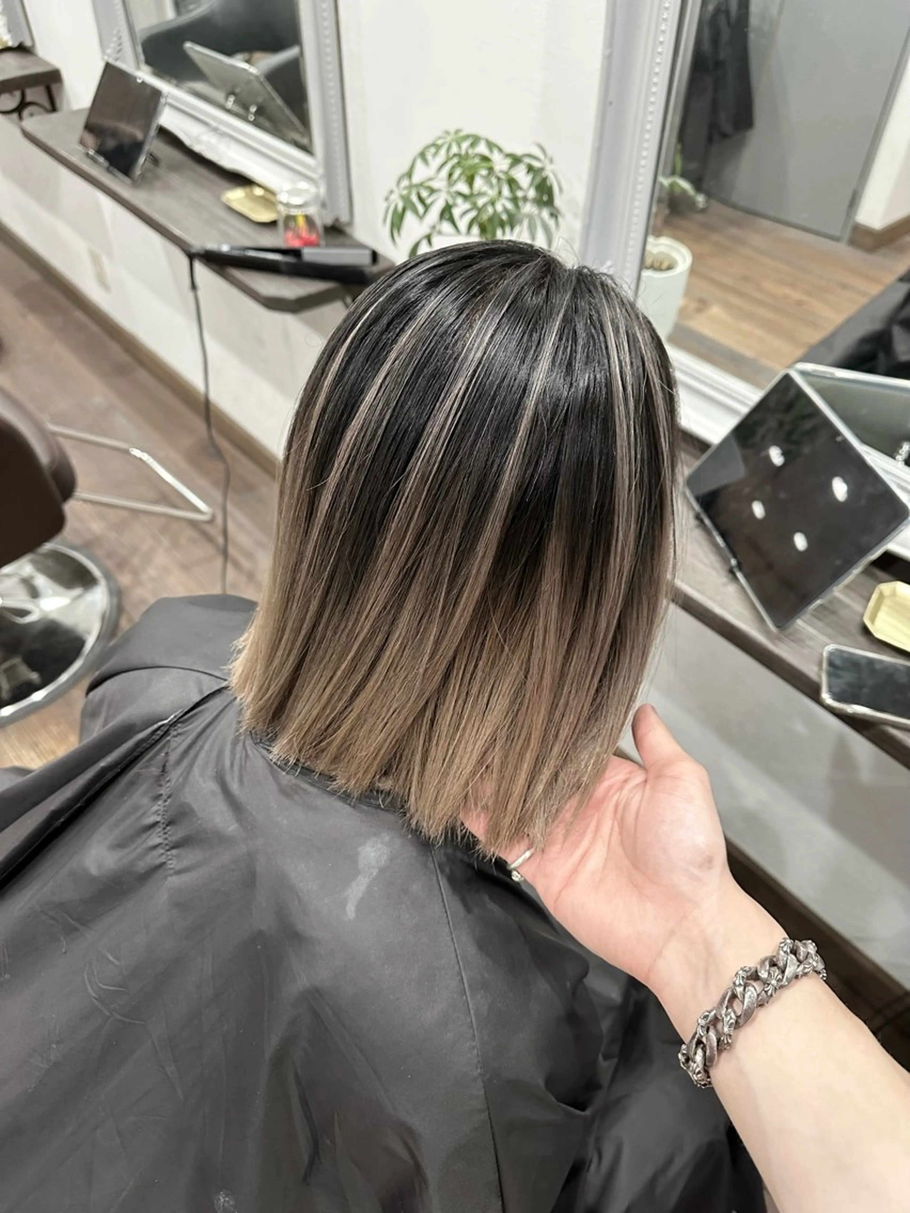 ミディアム レイヤーカット カット ヘアカラー トリートメント _White広島所属・バレイヤージュ 隅中秀弥のヘアスタイル