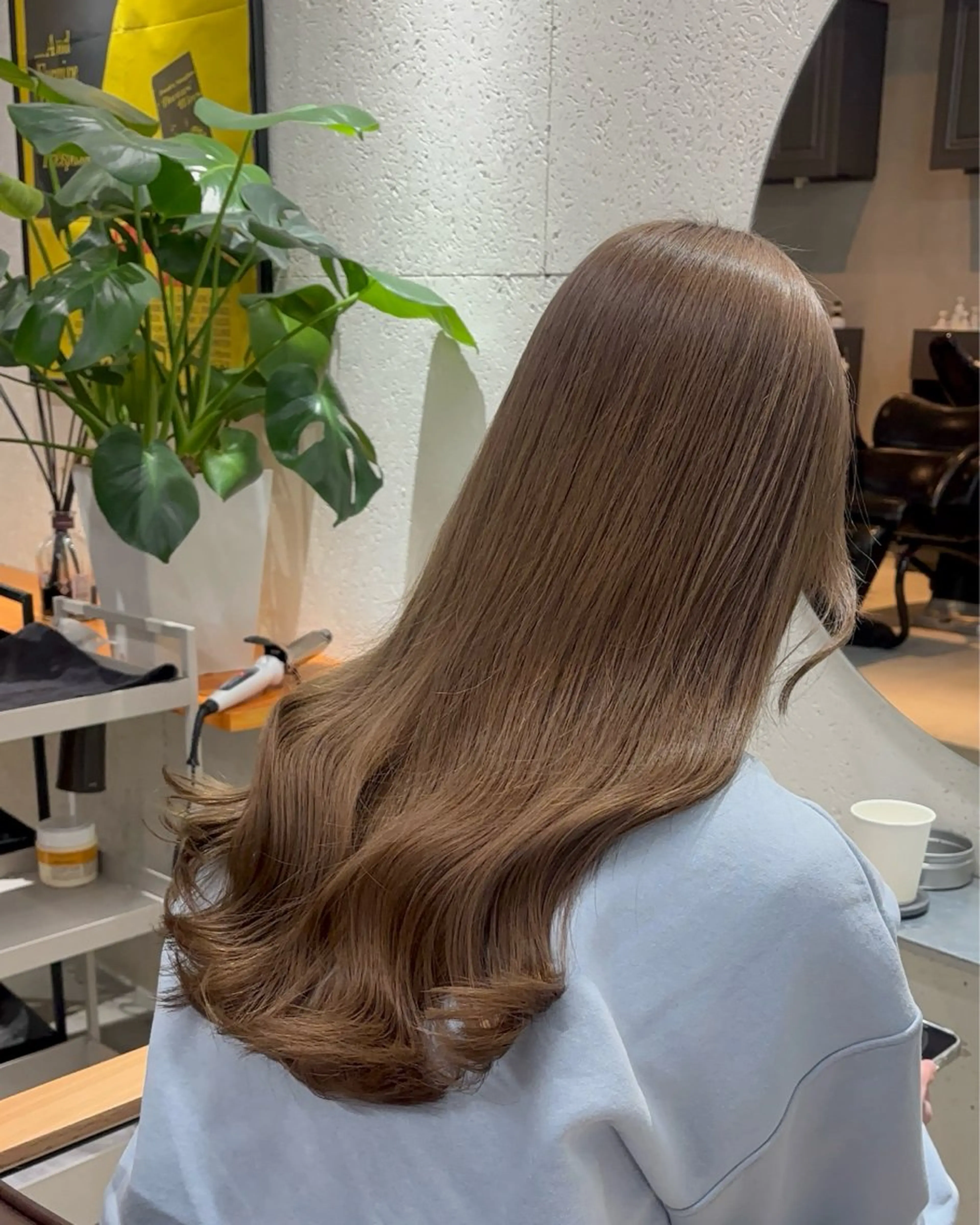 ロング カラー ベージュカラー ミルクティーベージュ ヘアカラー トリートメント ヘッドスパ ヘアセット オカベ ショウマのヘアスタイル