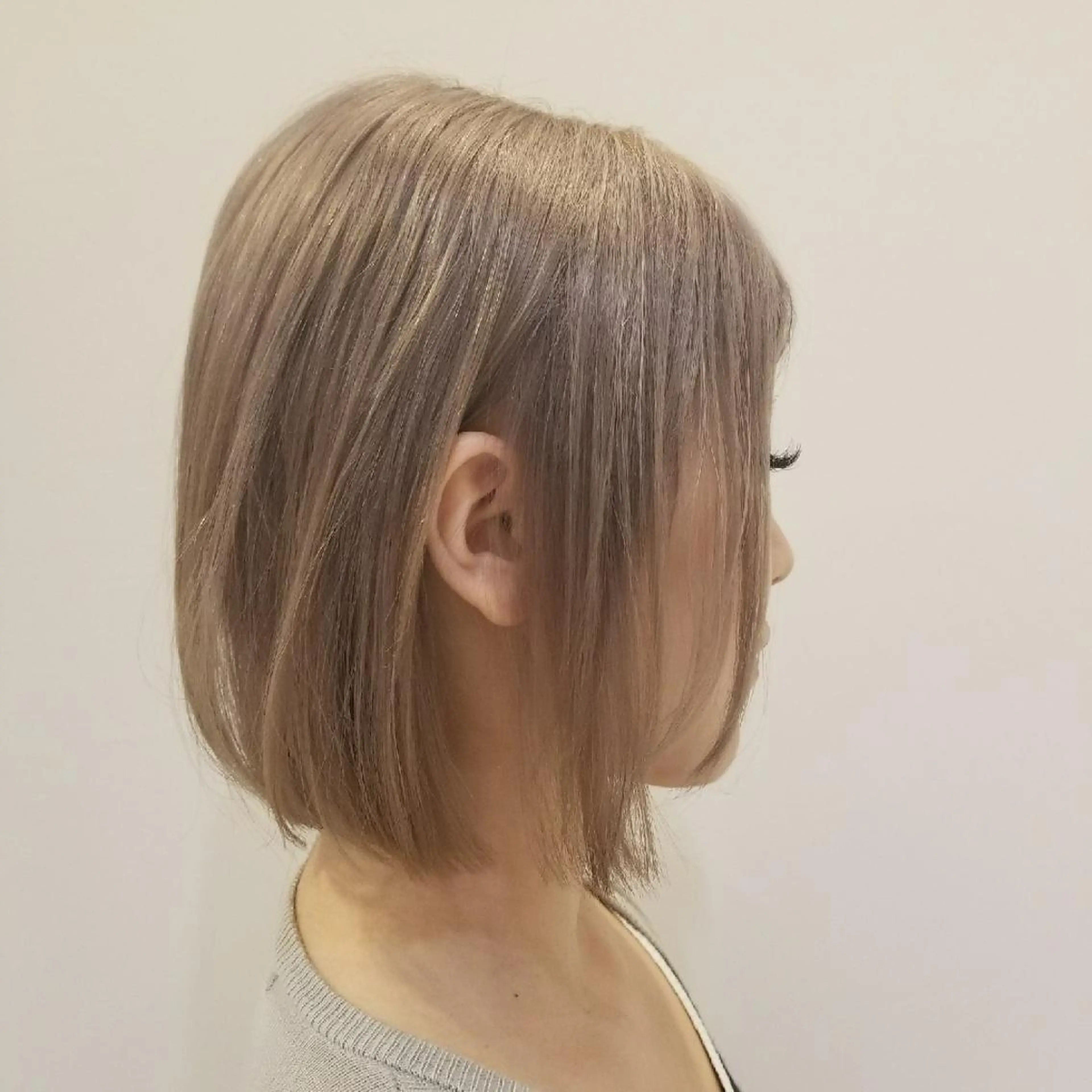 ショート カラー ベージュカラー ハイトーンカラー ハイトーンベージュ シールエクステ♦️ レイヤー♦️福田晃大のヘアスタイル