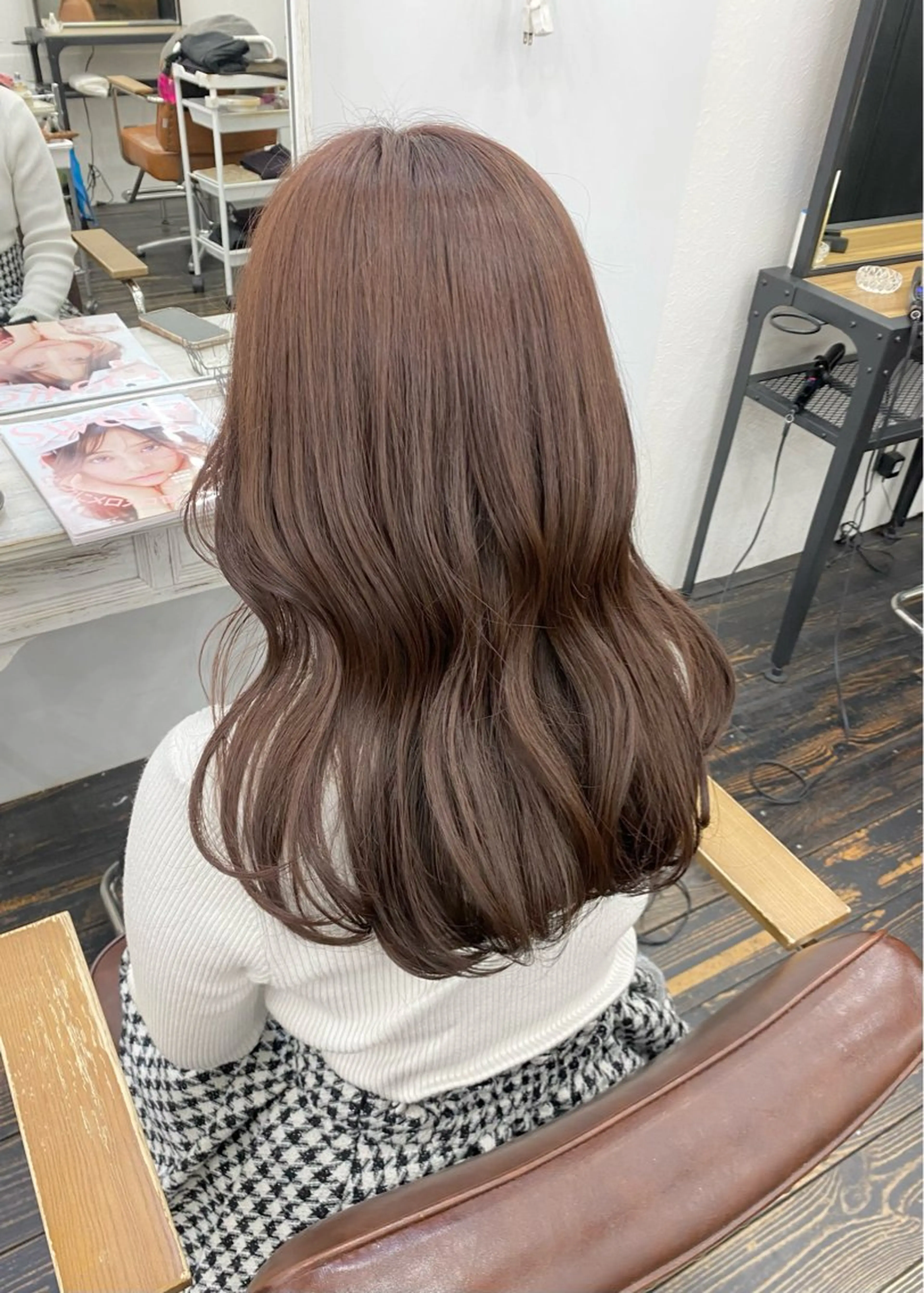 ロング カラー ブリーチ ブラウンカラー ブリーチなしカラー ピンクカラー ピンクブラウン カット ヘアカラー トリートメント anli所属・tomomi /レイヤーカットのヘアスタイル