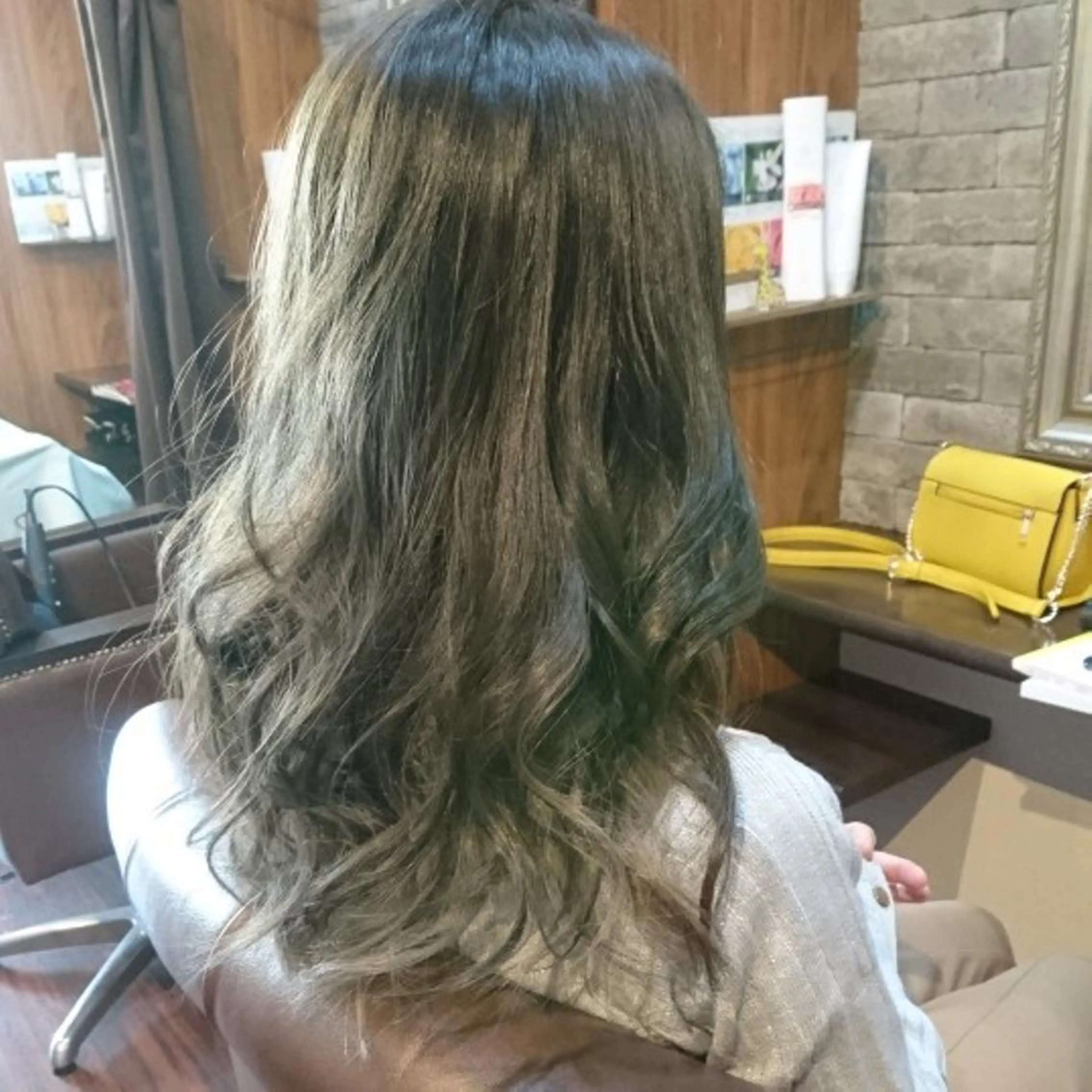 ロング カラー ヘアカラー トリートメント 美髪 カラーリストのヘアスタイル