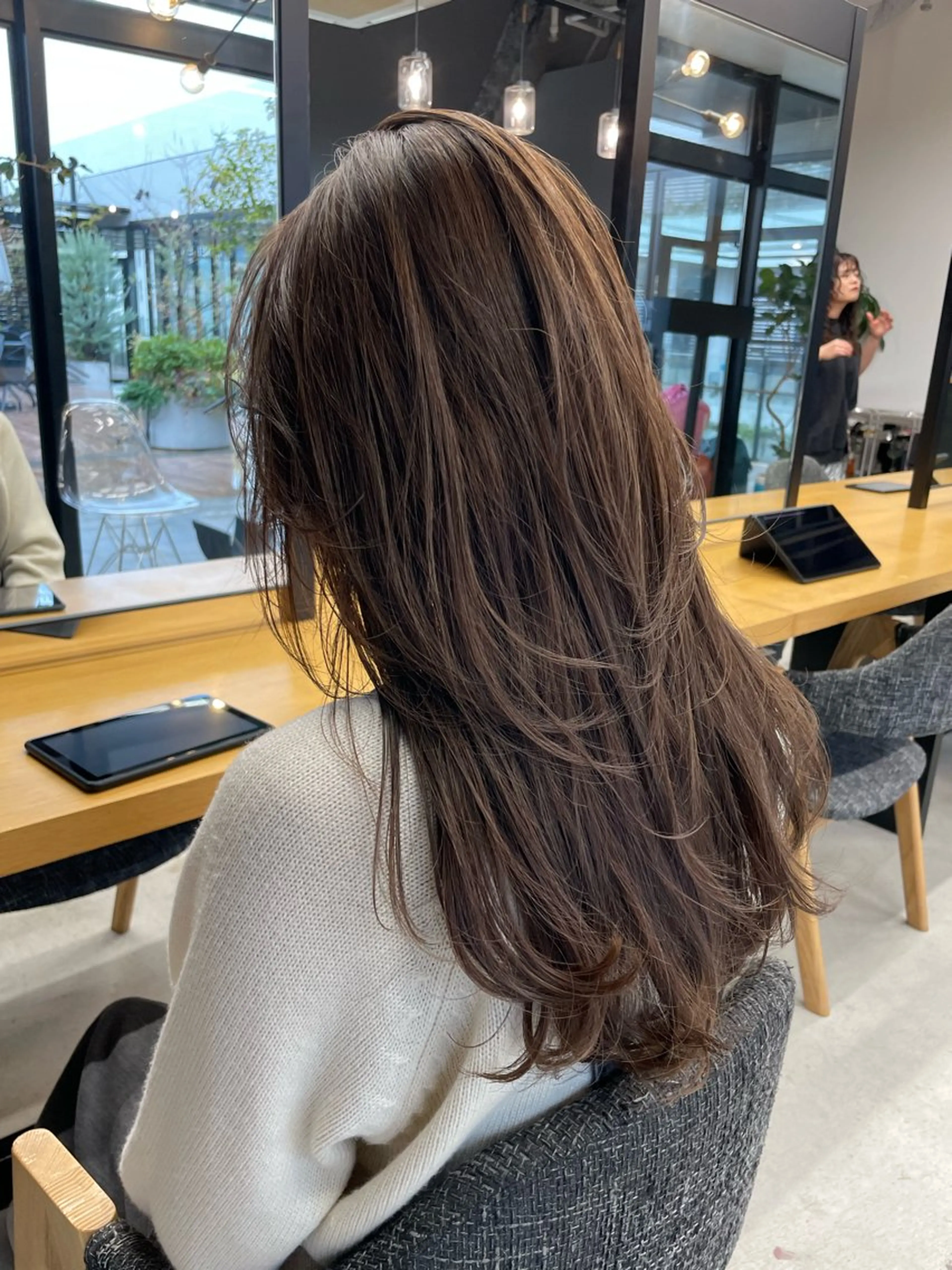 セミロング カラー グレージュ ハイライトカラー ハイライト レイヤーカット クドウレイ fifth渋谷のヘアスタイル