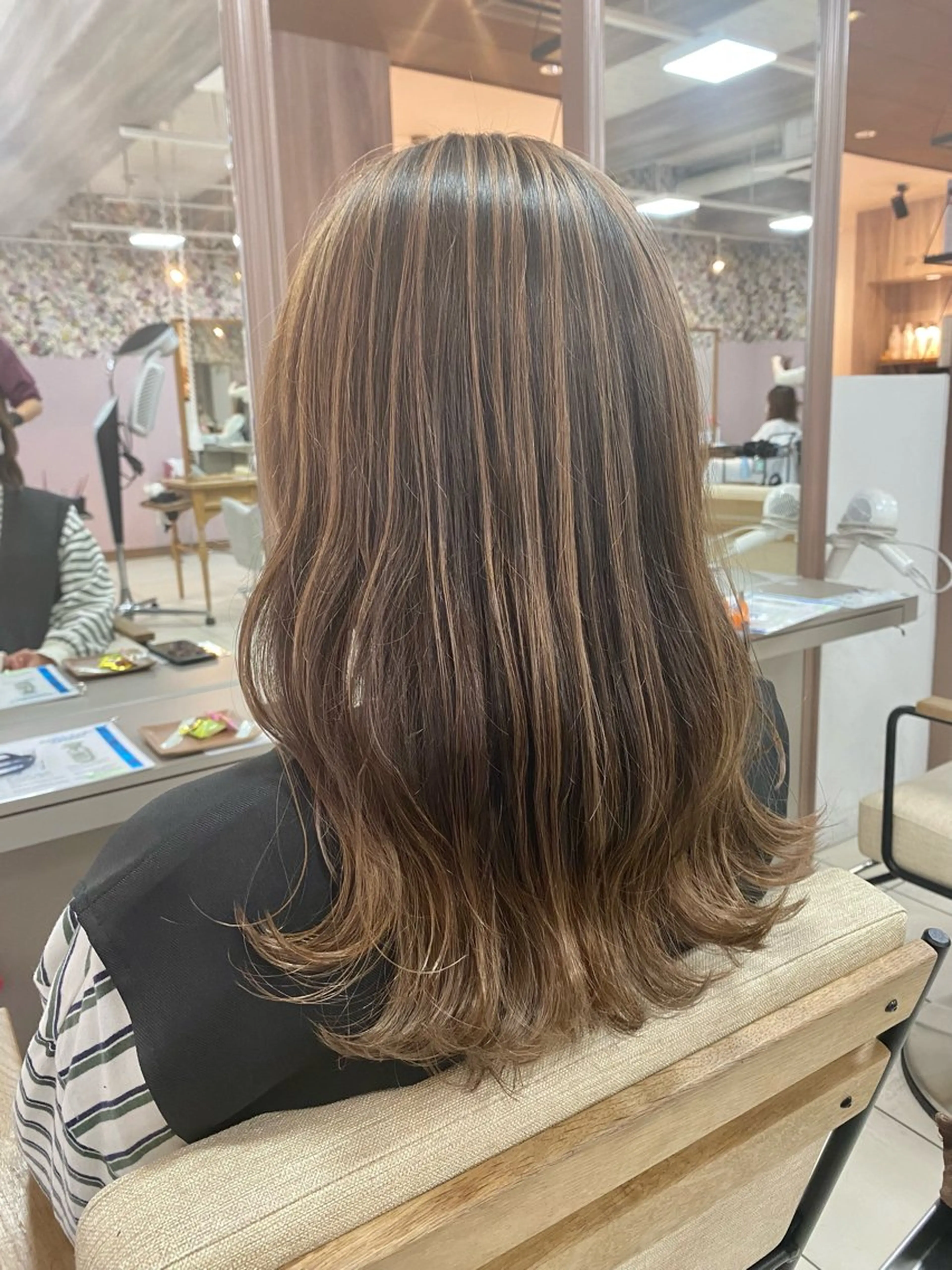 【ナチュラルハイライト✨】　派手じゃなくナチュラルなハイライト！！の写真