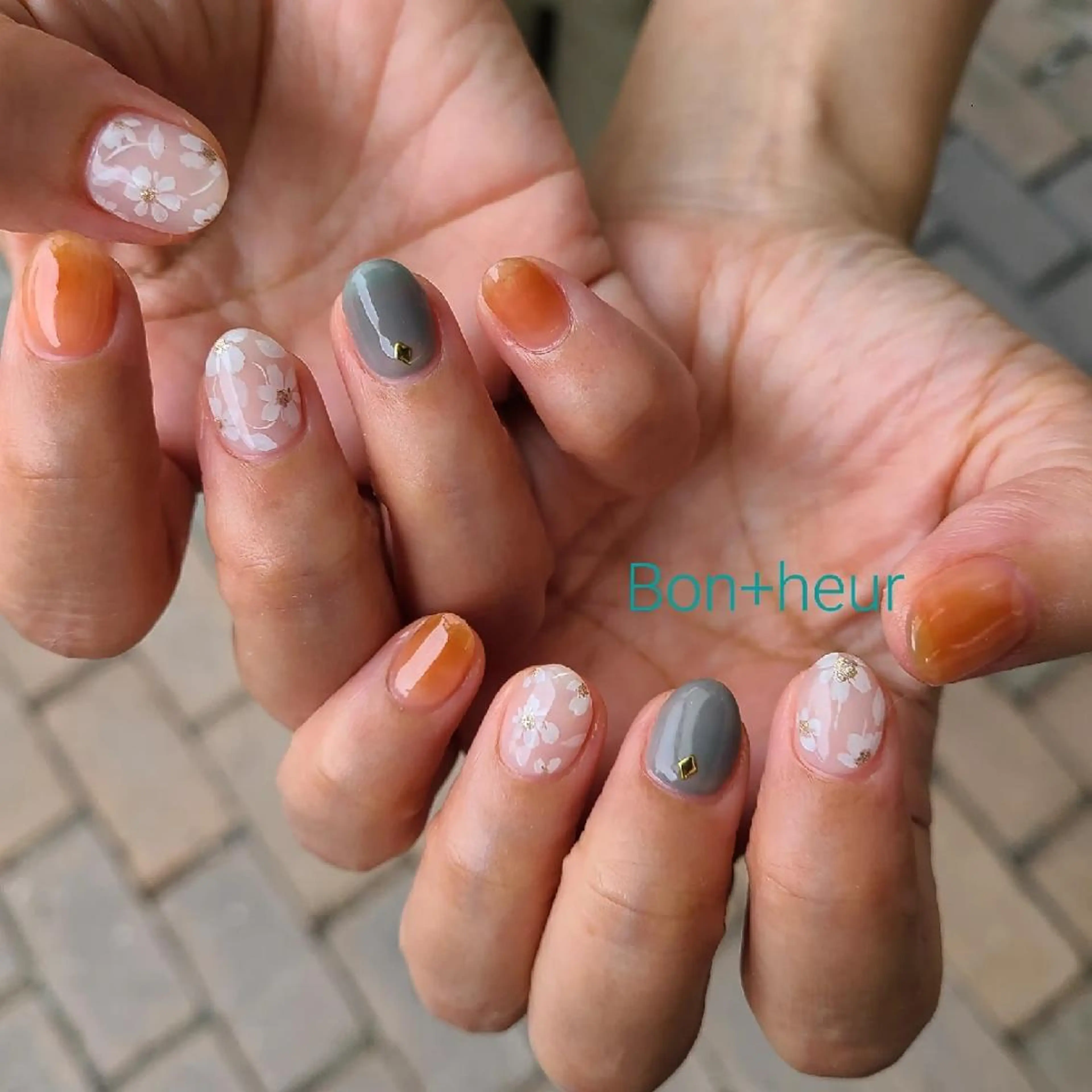 ネイル ブラウン フラワーネイル ジェルネイル ラメ(グリッター) ニュアンスネイル 宮口 紗子のネイルデザイン