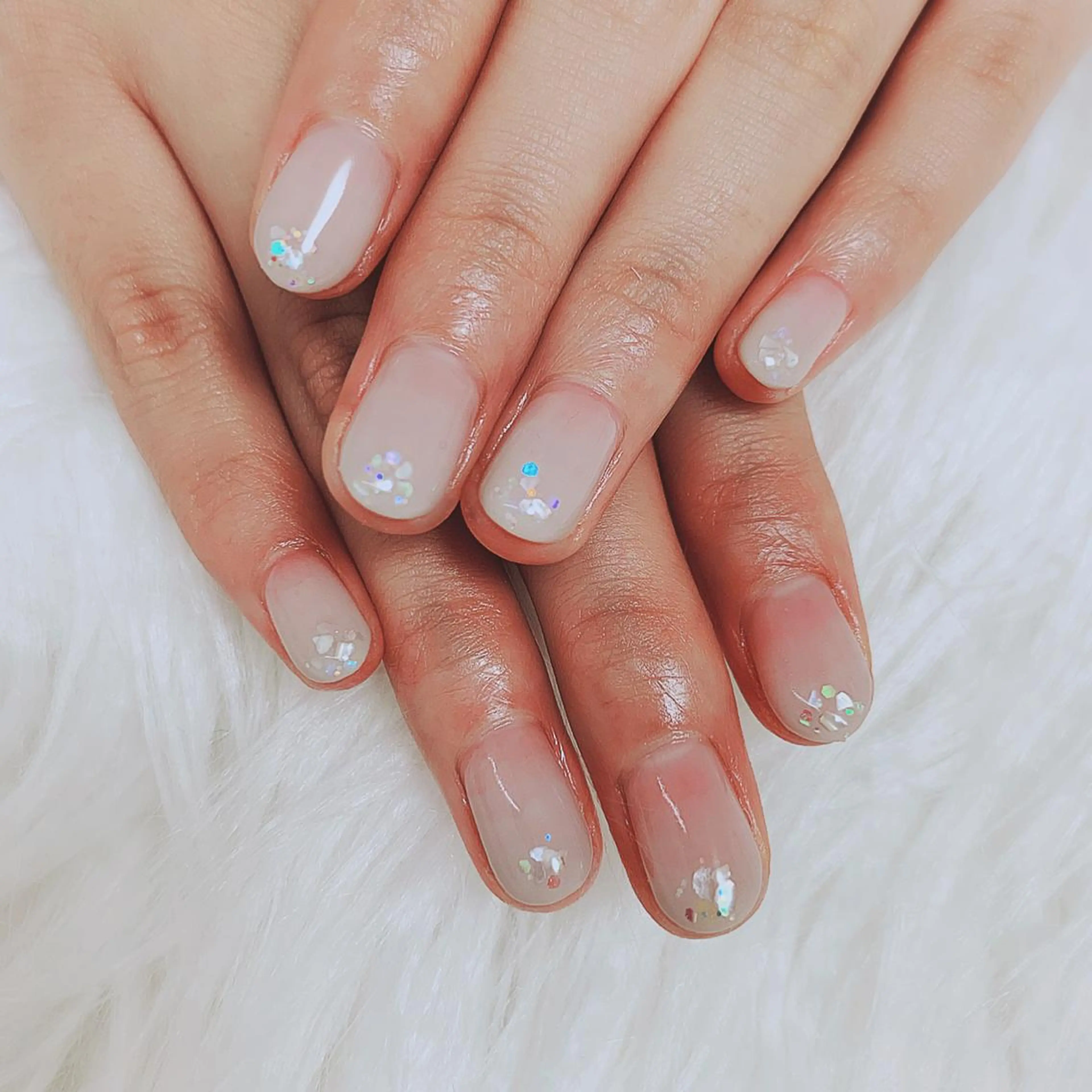 ミディアム カラー ネイル グラデーションカラー グレージュ グラデーション キラキラネイル honey meeのネイルデザイン