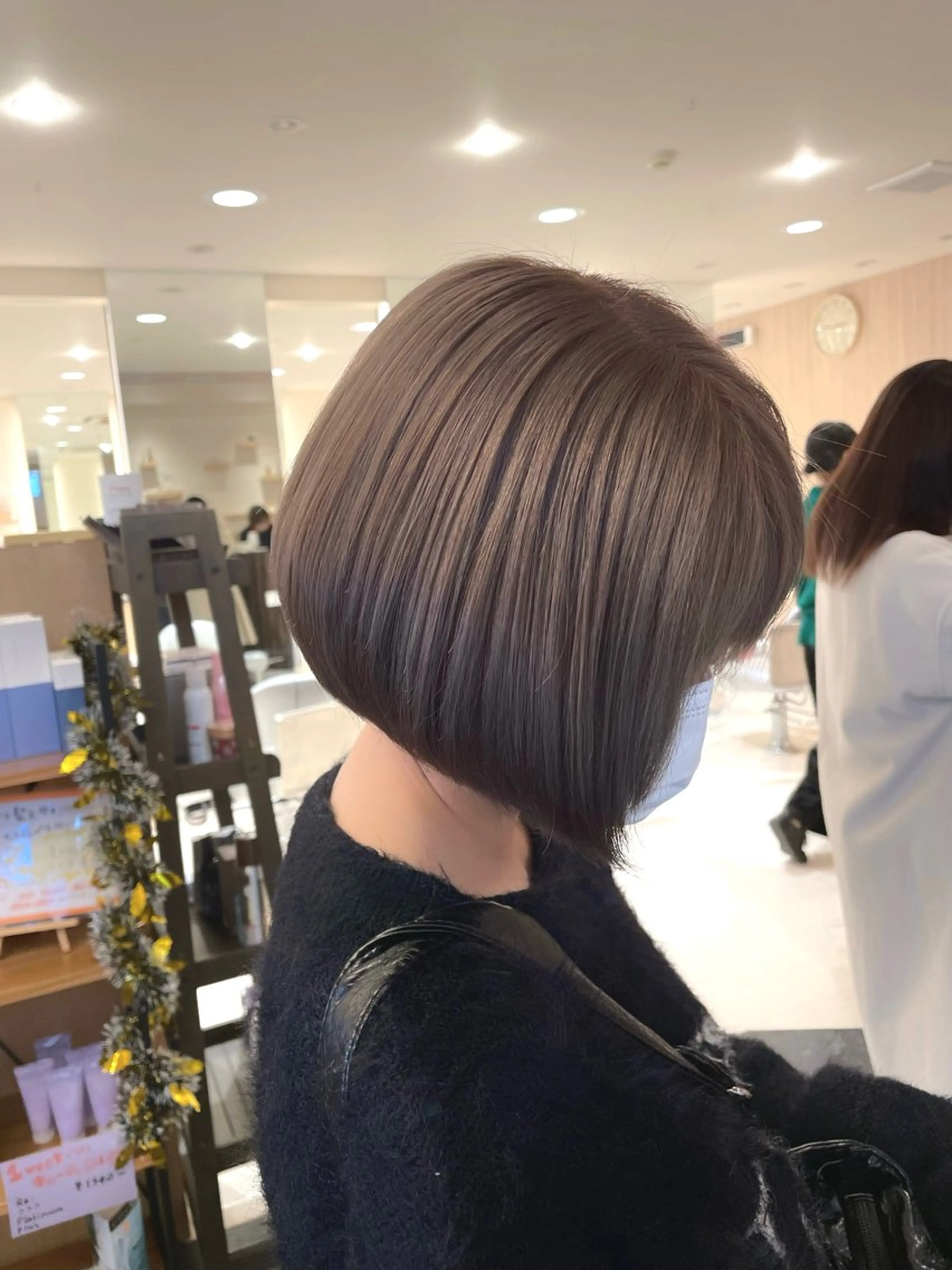 ショート カラー ブリーチ ダブルカラー グレージュ ミルクティーグレージュ 美髪カラー✨本間 貴広のヘアスタイル