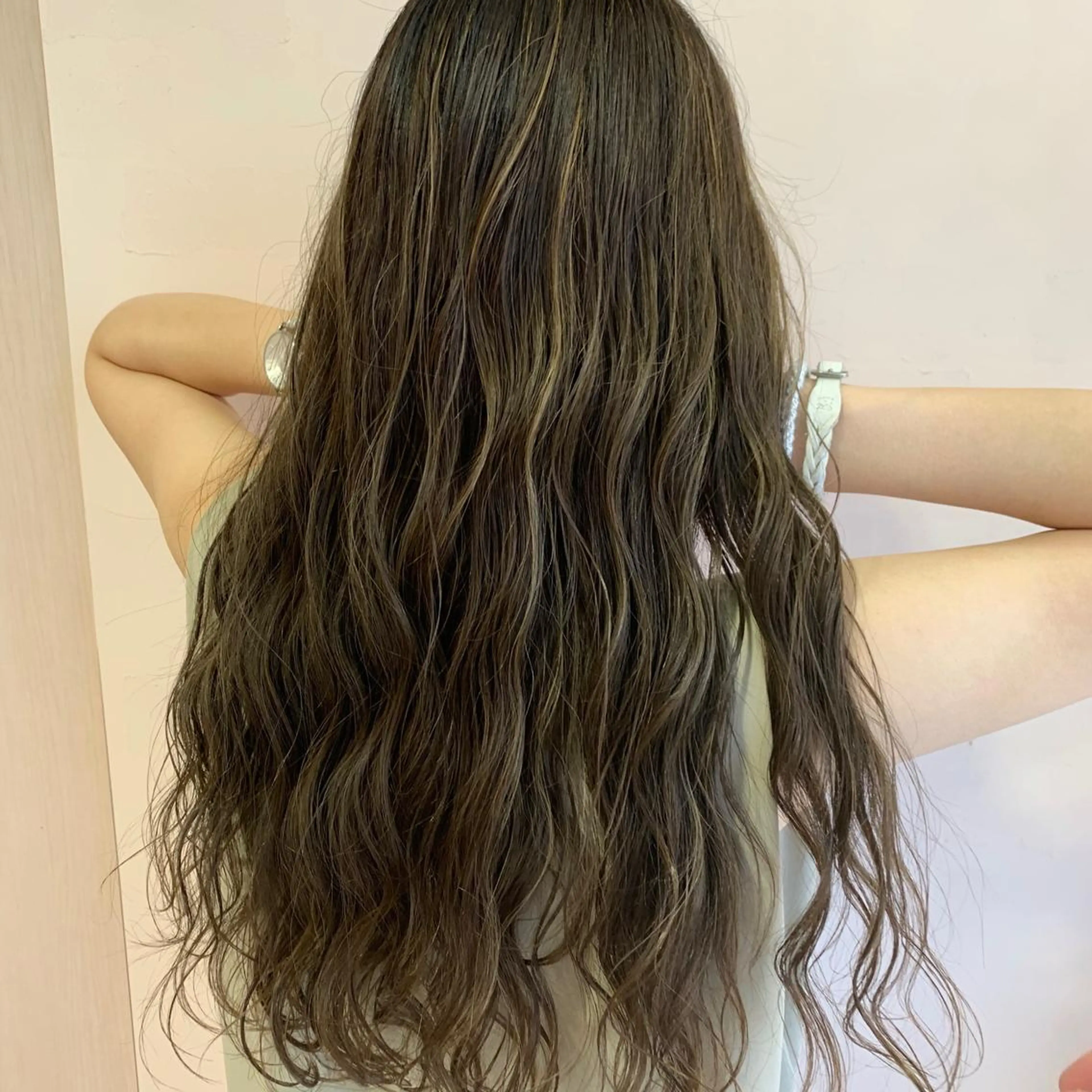 ロング カラー ベージュカラー オリーブベージュ mimiiy梅田 中崎町ハイトーンのヘアスタイル