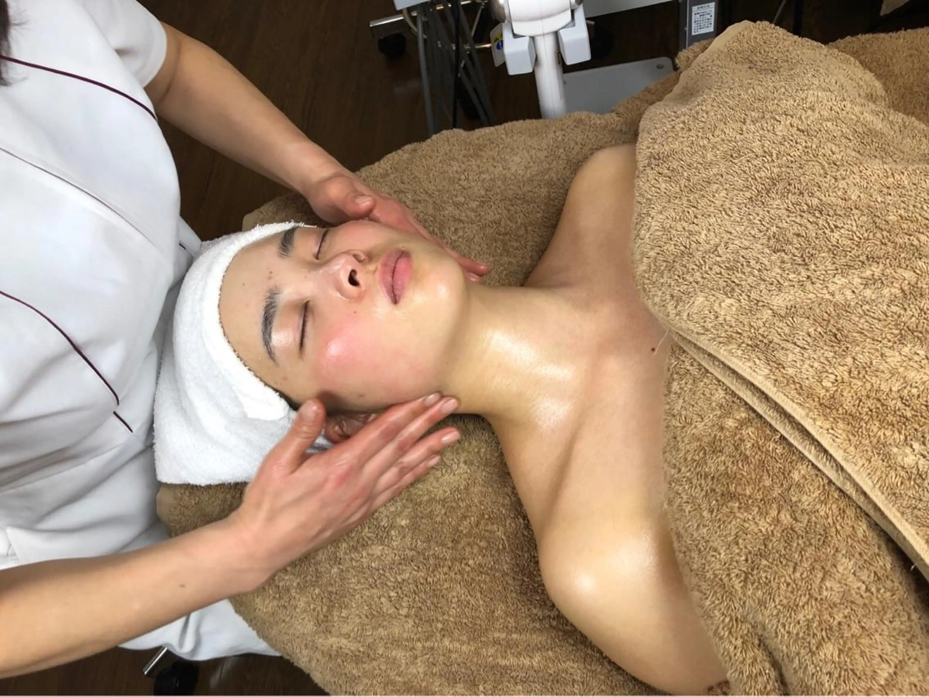 平日10時〜17時まで限定🤍【美白肌コース】スタンダードコース(美白パック付き)通常7700円→3300円の写真