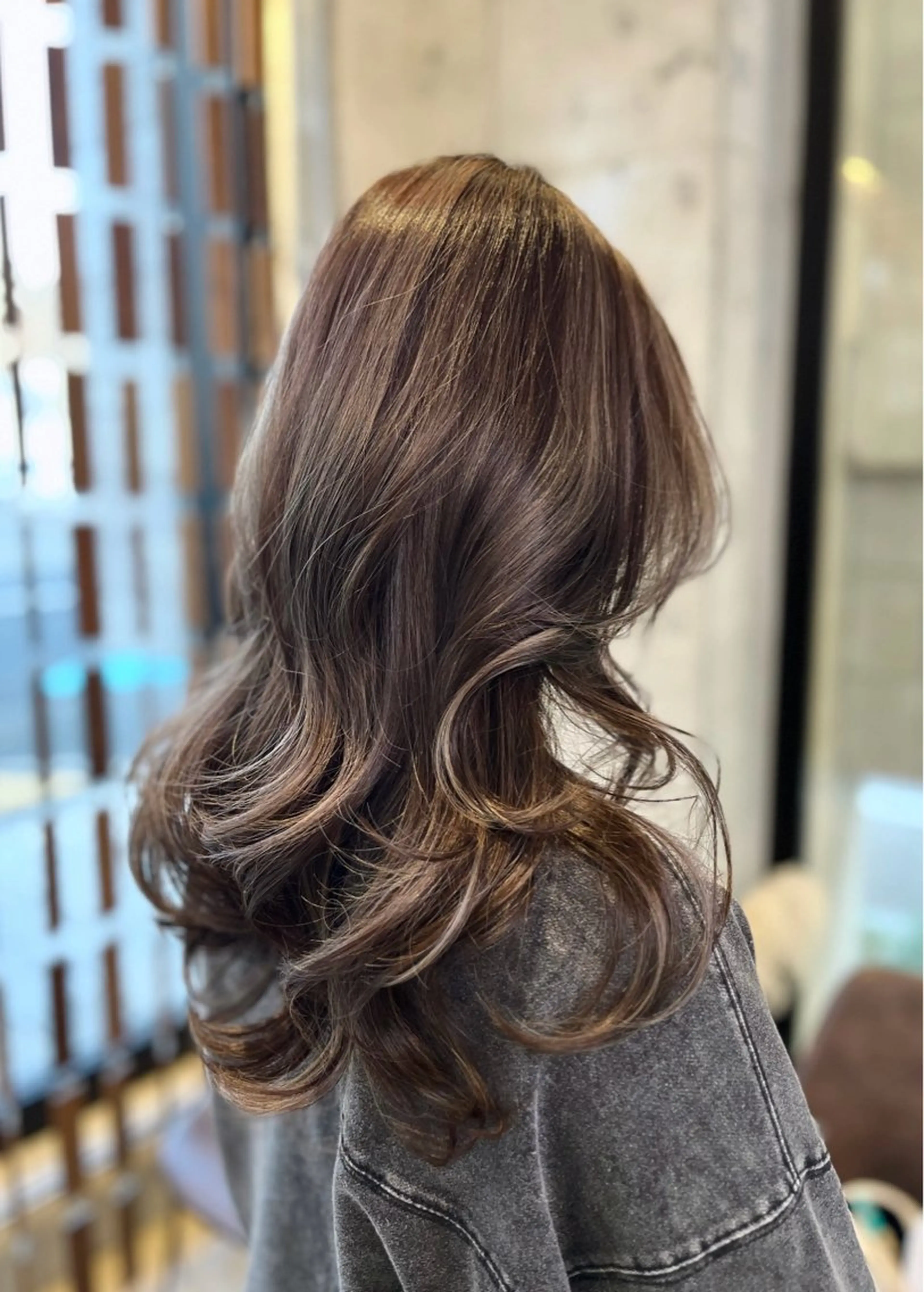 ロング カラー グレージュ ハイライトカラー ハイライト カット ヘアカラー lolonois池田 /レイヤー/郷田遥のヘアスタイル