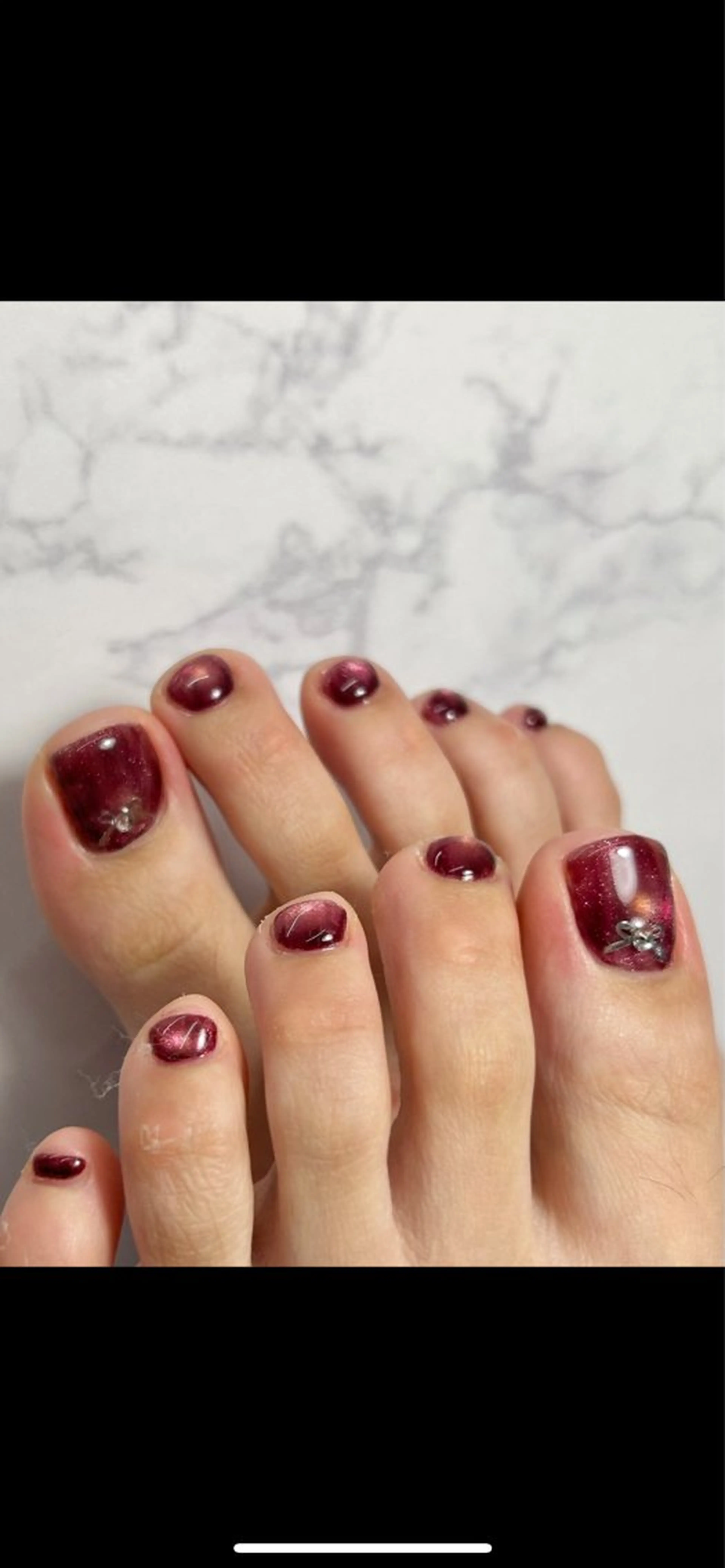 ネイル ボルドー フットネイル マグネットネイル フットネイル GO TODAY シェアサロン 表参道Colore店所属・nailmum jijiのネイルデザイン