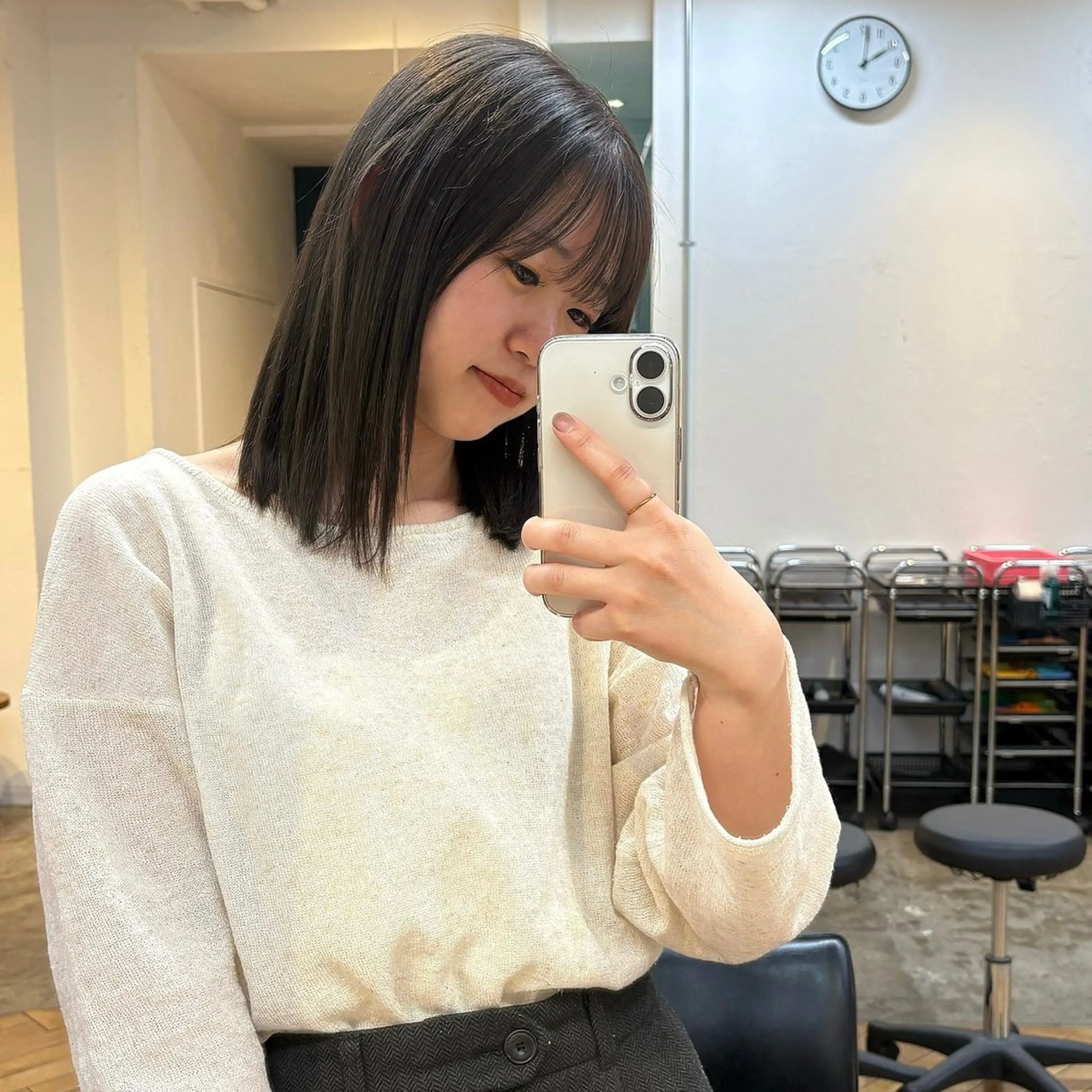 ミディアム カラー ブリーチ ヘアカラー mina / 透明感ベージュカラーのヘアスタイル