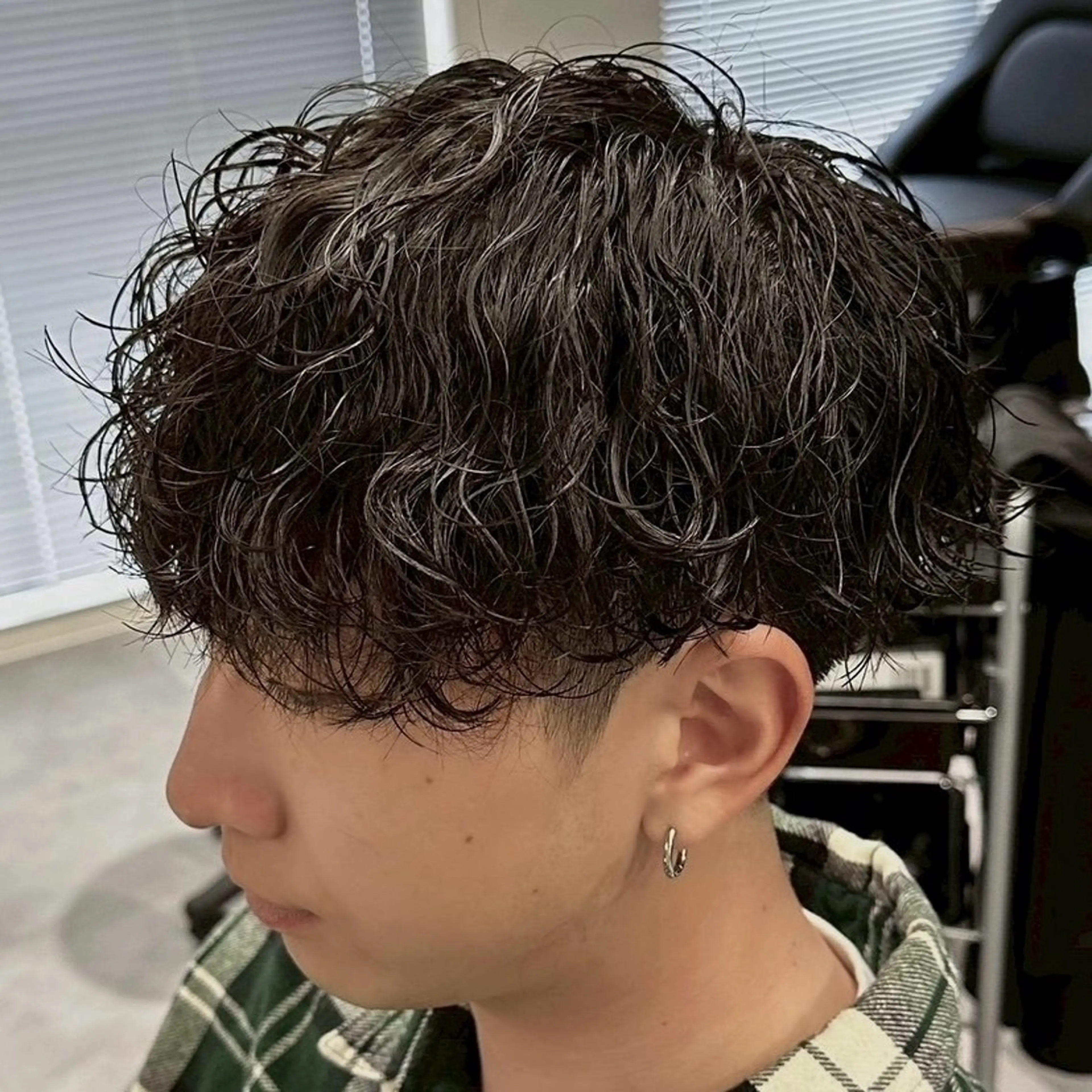 ミディアム パーマ メンズ 山中 翔平のヘアスタイル