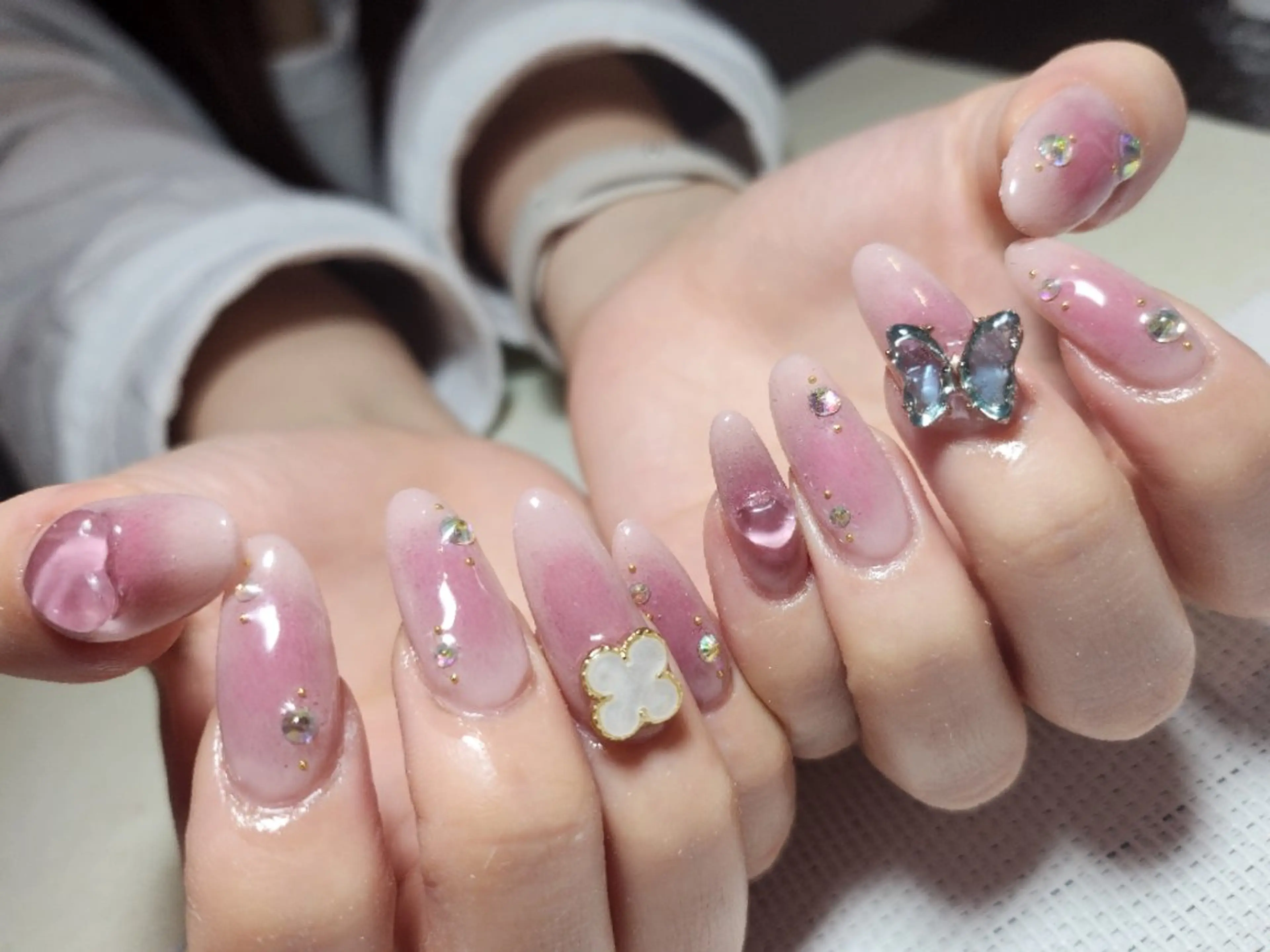 ネイル チークネイル ワンホンネイル 💜bora .のネイルデザイン