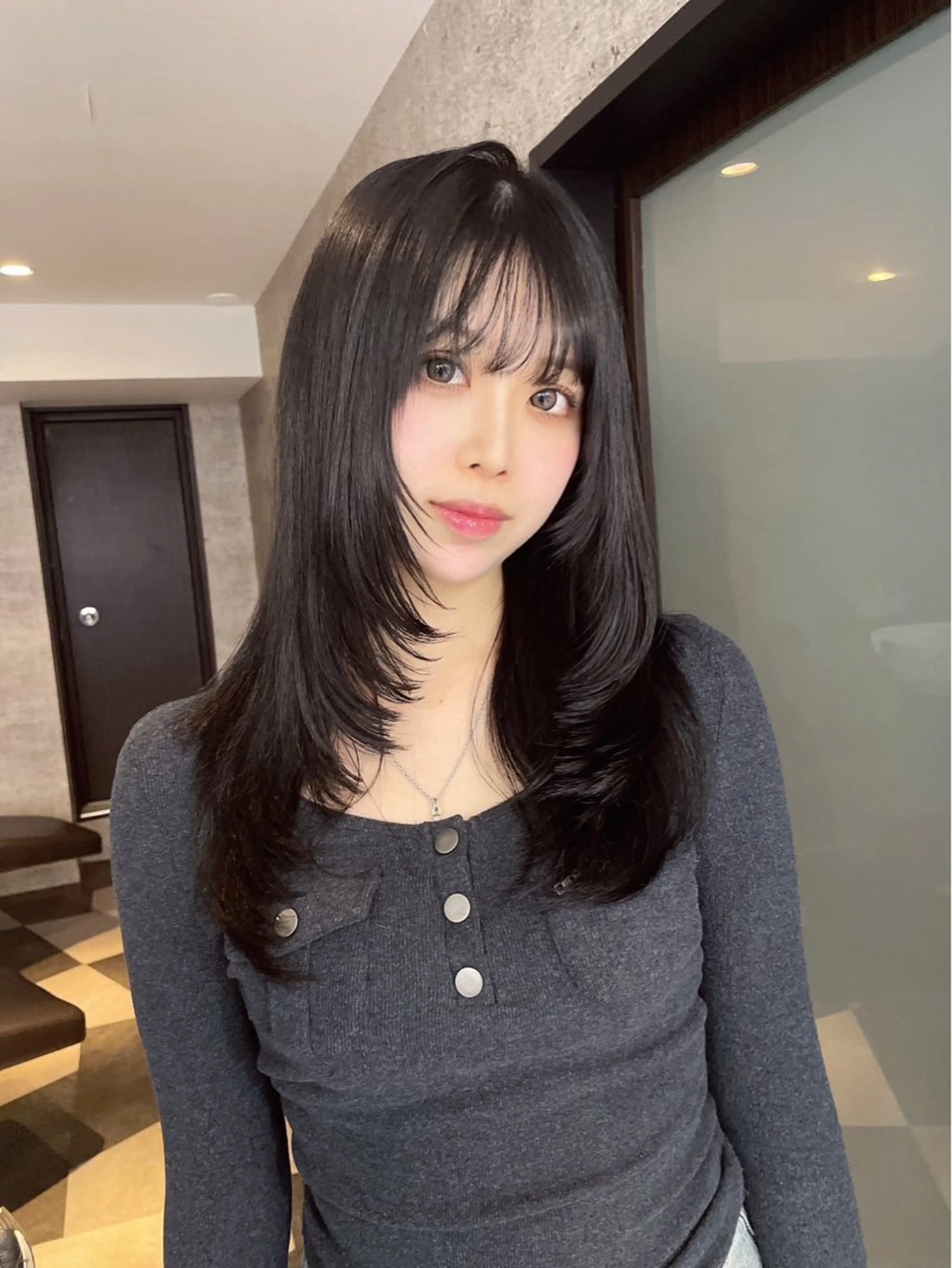 ミディアム ハイレイヤー レイヤーカット GEM YURI ハイトーンカラーのヘアスタイル