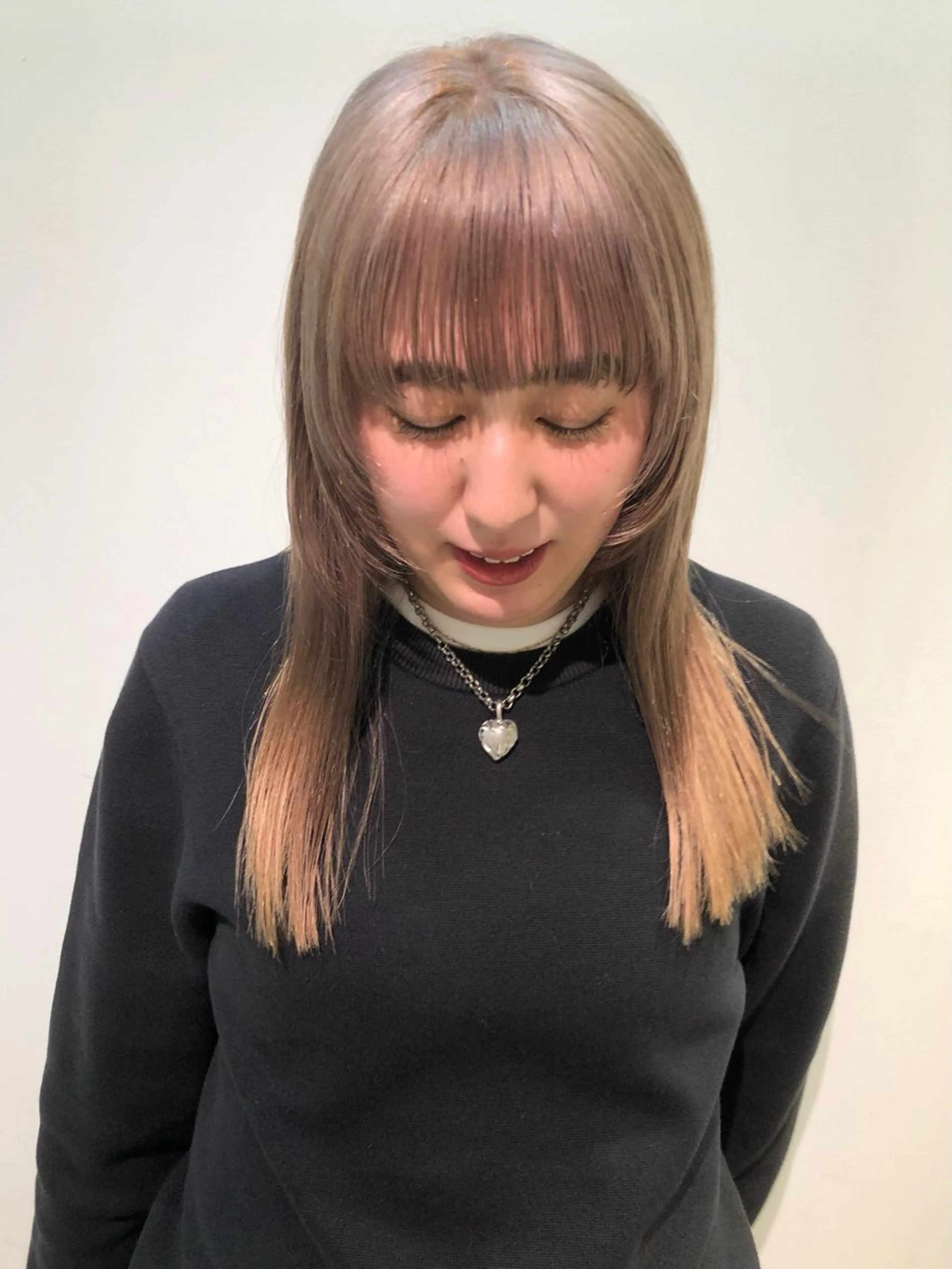 セミロング カラー ベージュカラー ブリーチ ハイトーンカラー ハイトーンベージュ カット ヘアカラー トリートメント レイヤー/お顔まわり 暖色カラー🍑Amiのヘアスタイル