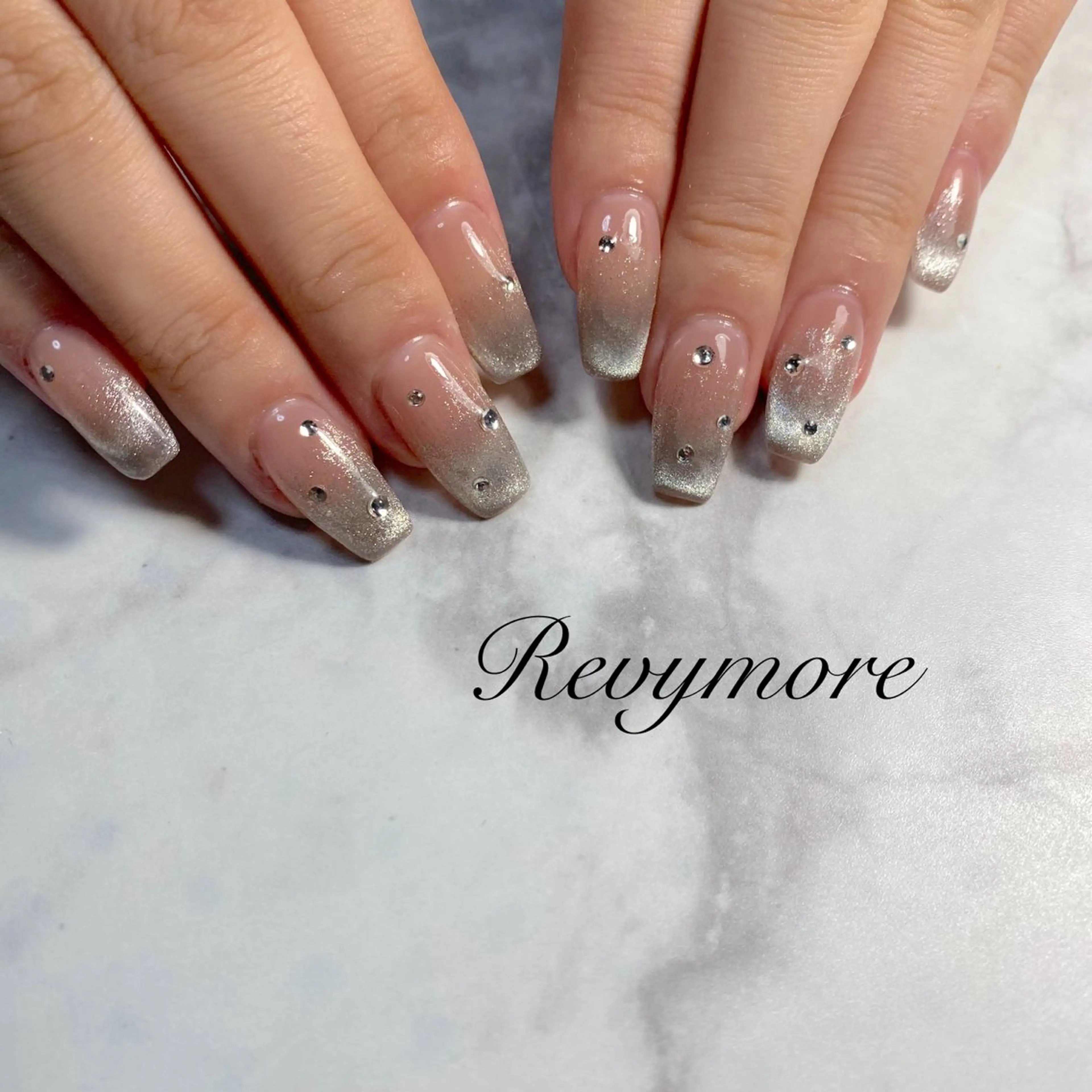 ネイル ジェルネイル グラデーション キラキラネイル 韓国ネイル マグネットネイル nail salon Revymore所属・nail salon Revymoreのネイルデザイン
