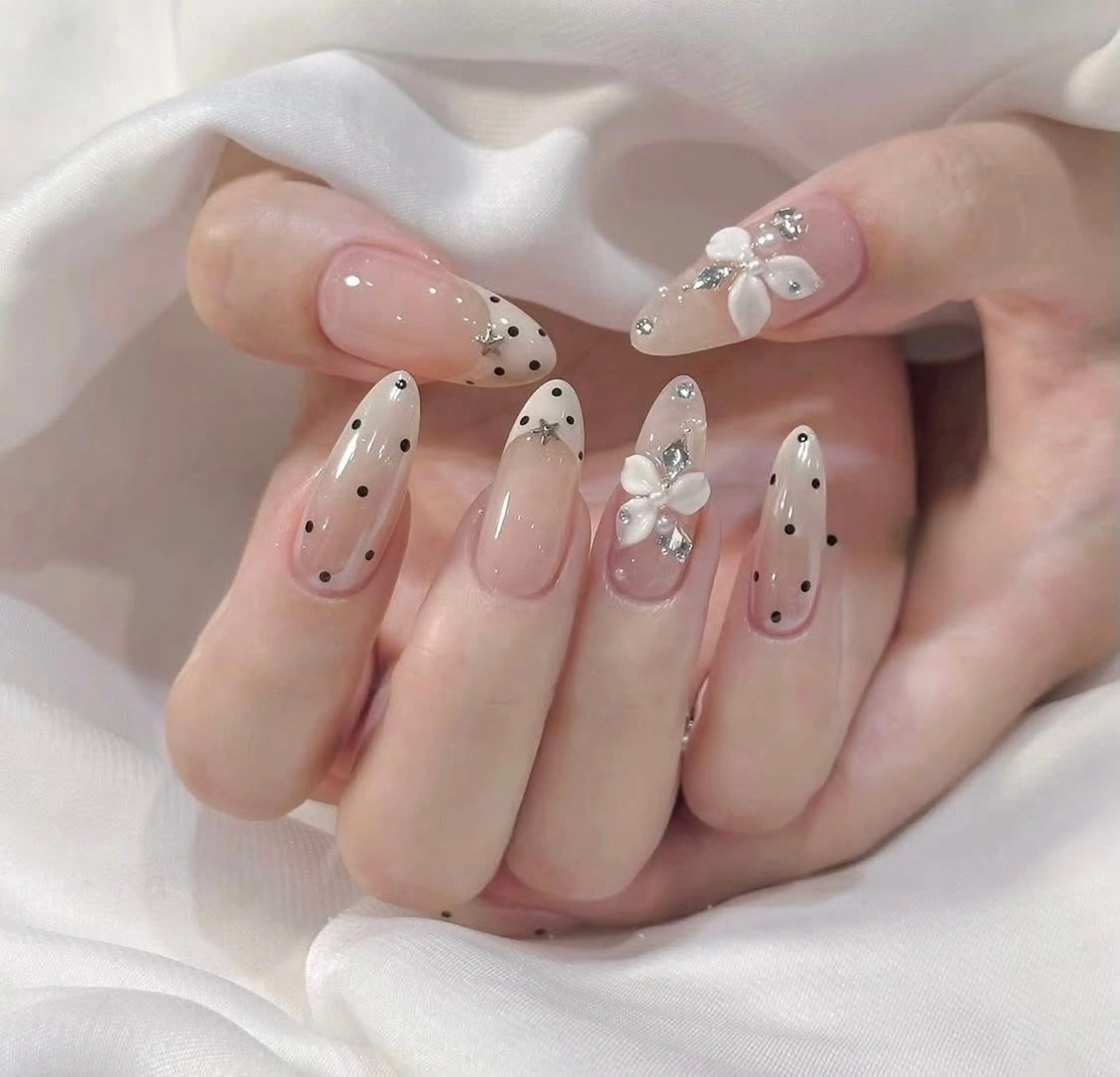 ネイル チークネイル フレンチネイル グラデーション キラキラネイル 韓国ネイル ハンドネイル Minette nailHuongのネイルデザイン