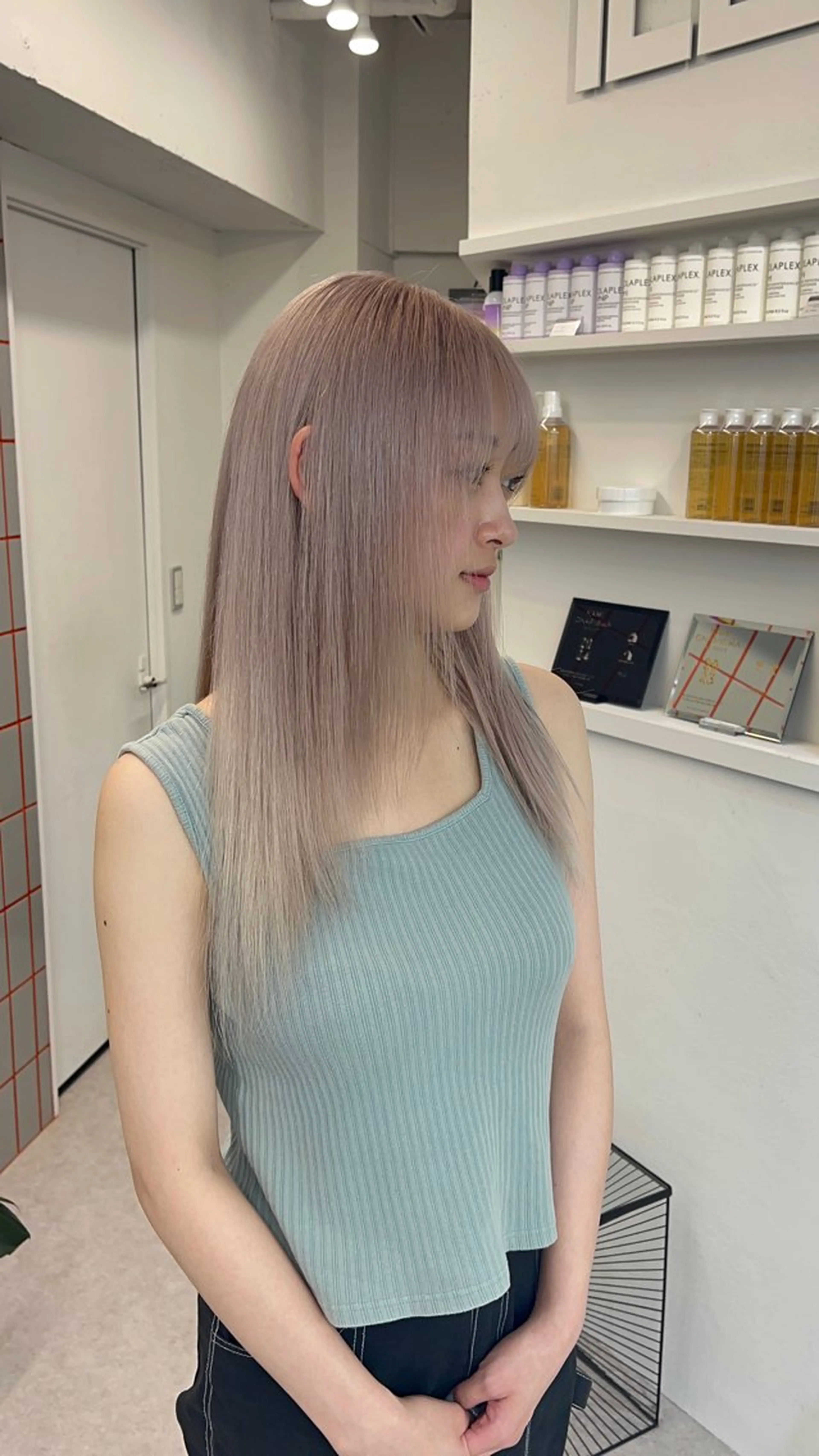 ロング カラー ベージュカラー ブリーチ ハイトーンカラー オリーブベージュ オリーブカラー ヘアカラー 小川 陽菜のヘアスタイル