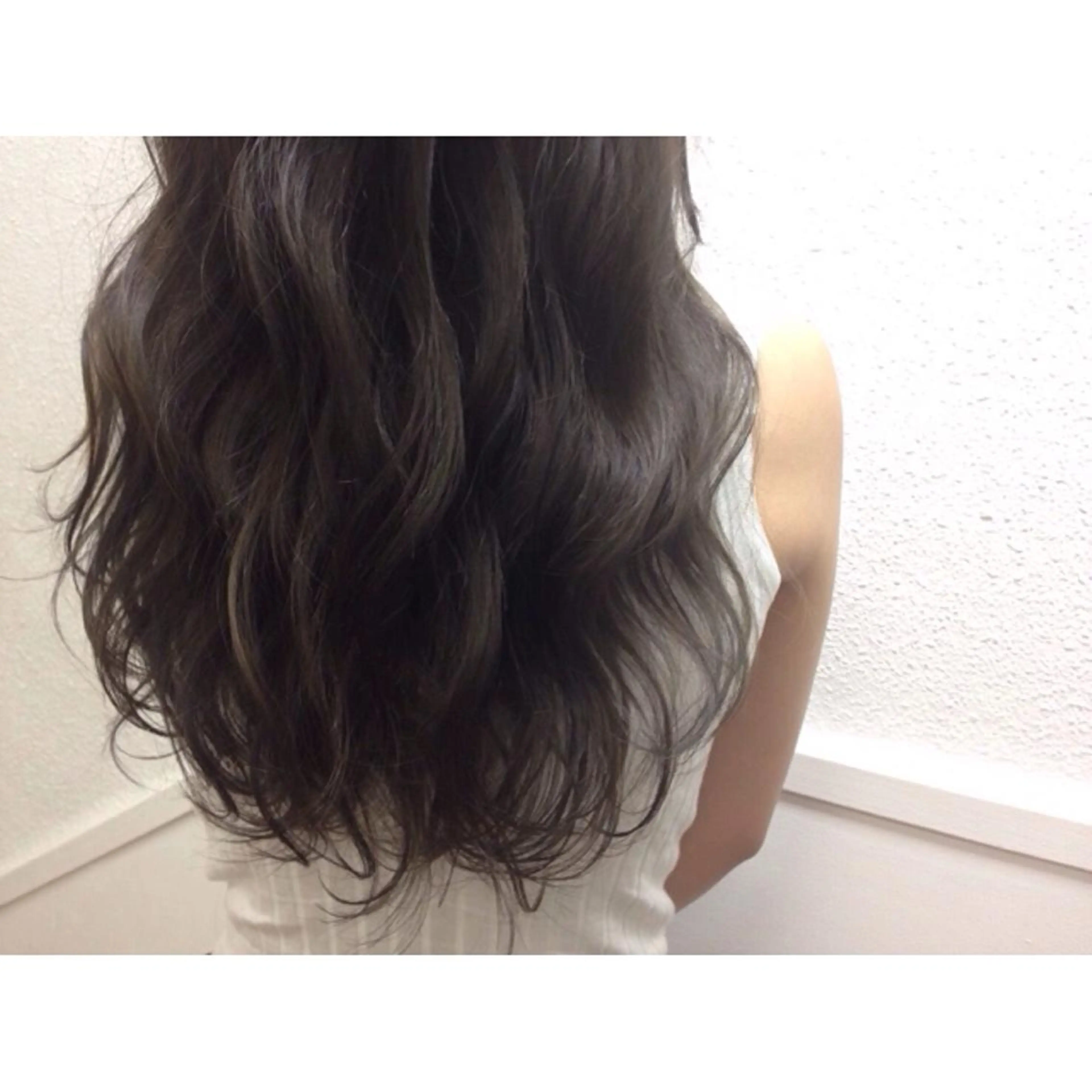 セミロング ロング カラー ダークグレー ダークグレージュ グレージュ にった みずきのヘアスタイル