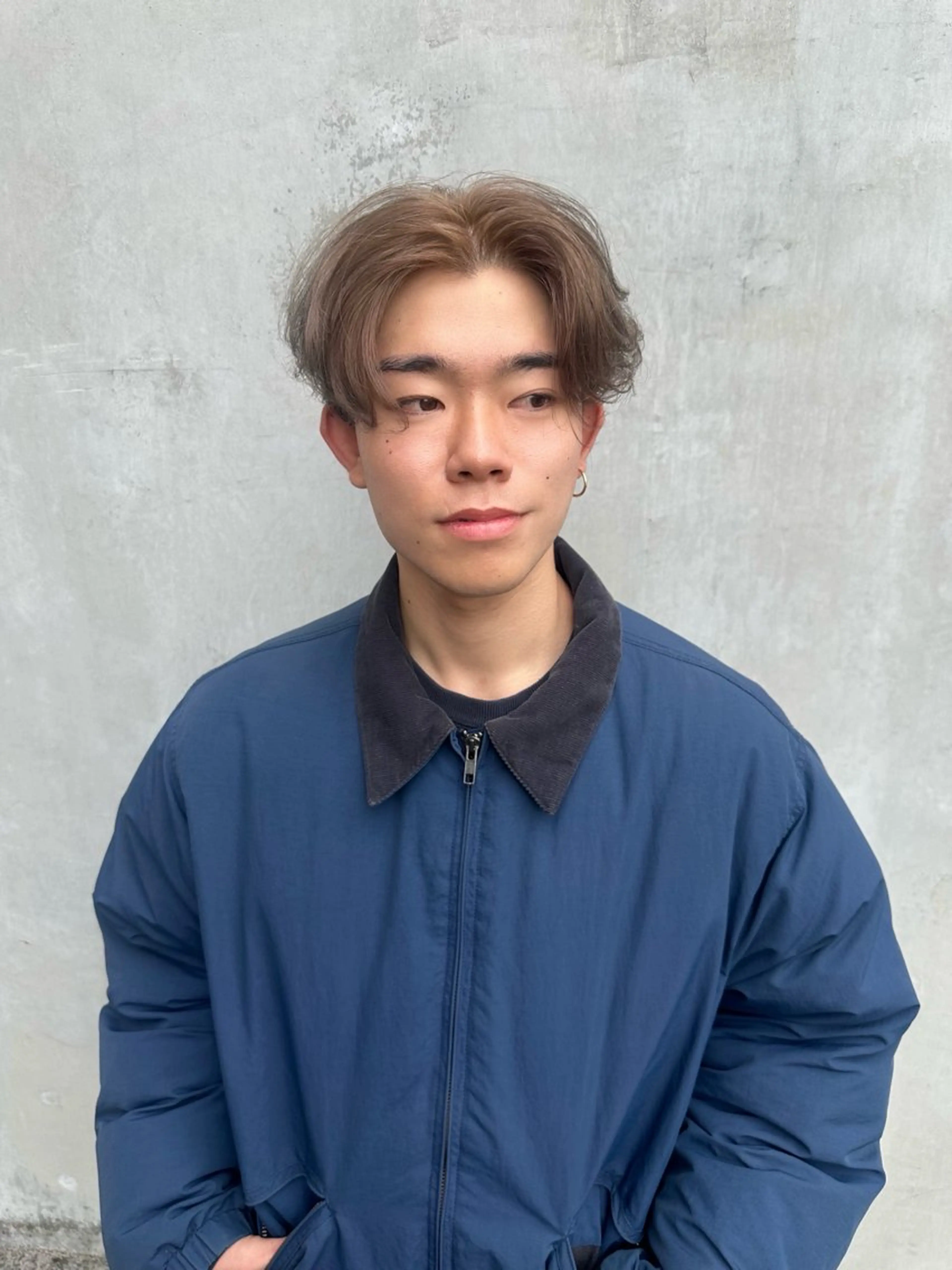 ミディアム カラー メンズ メンズブリーチ ブリーチ カット ヘアカラー トリートメント SALOWIN 原宿 iori所属・🌟原宿指名No.1 センターパート⭐️のヘアスタイル