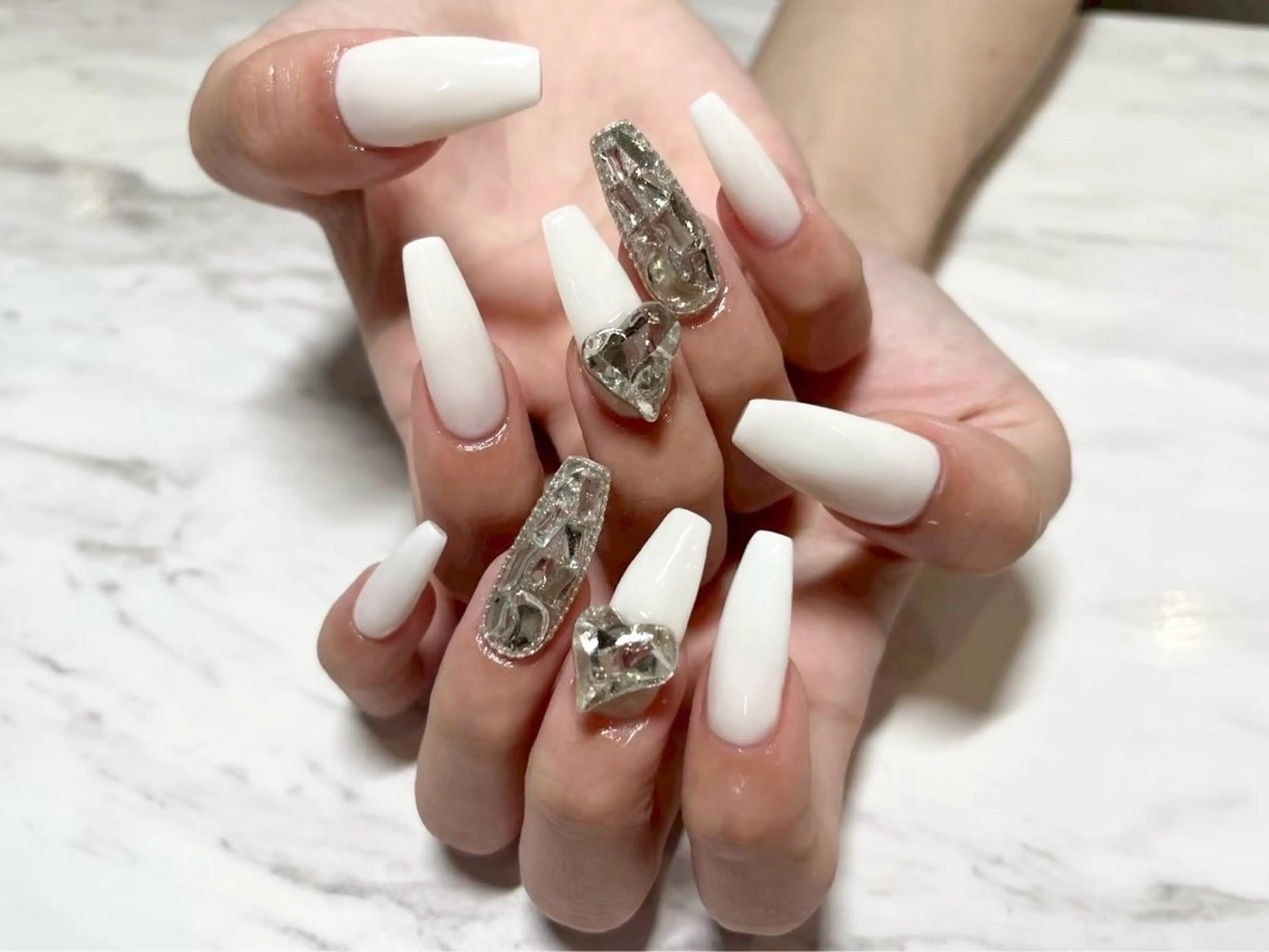 ネイル ロングネイル ホワイト Ayano ♡のネイルデザイン