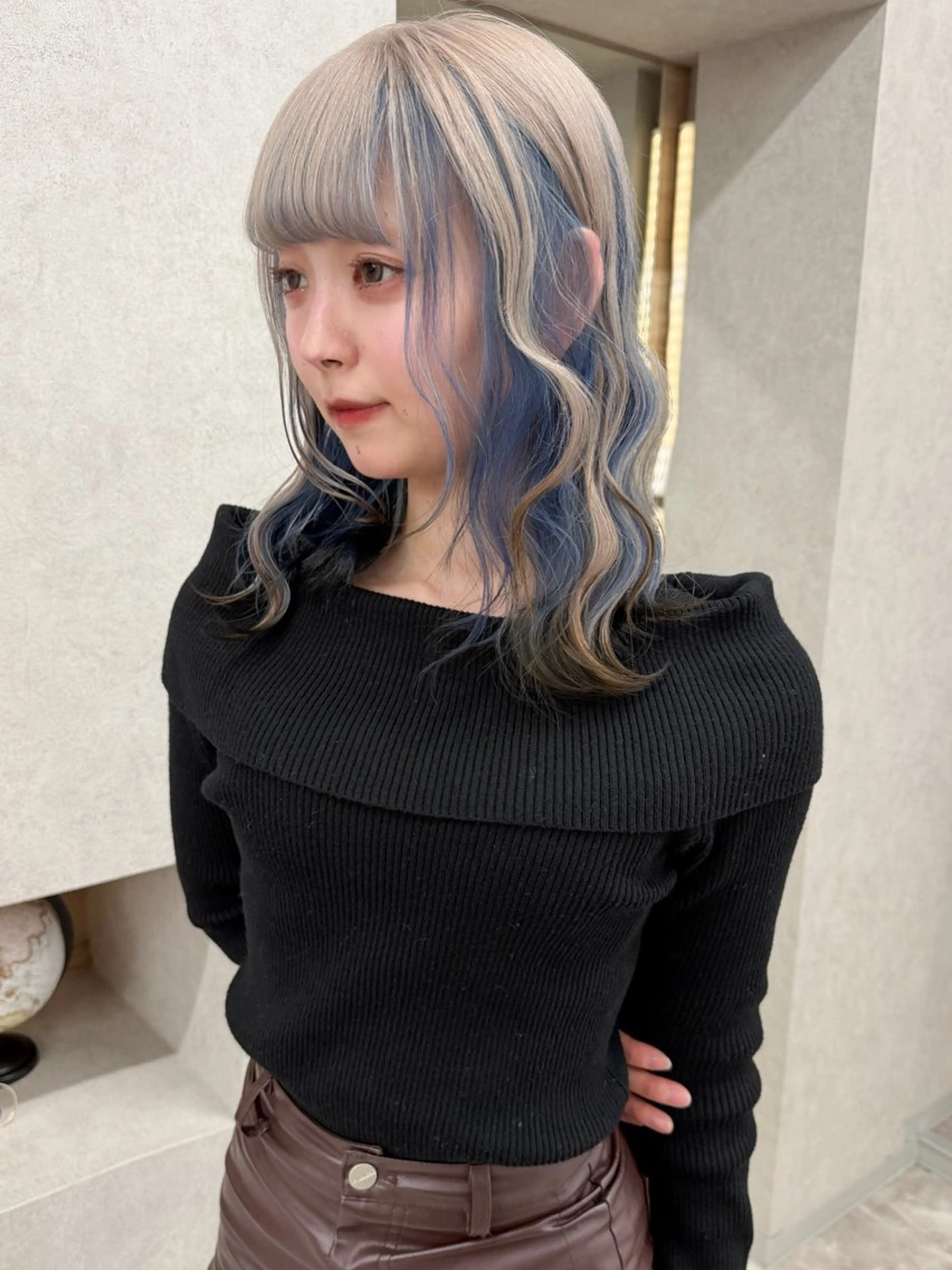 ミディアム カラー ベージュカラー ブリーチ ブルーカラー デザインカラー ホワイトベージュ ヘアカラー ブリーチ/ベージュ 💕/momoaのヘアスタイル